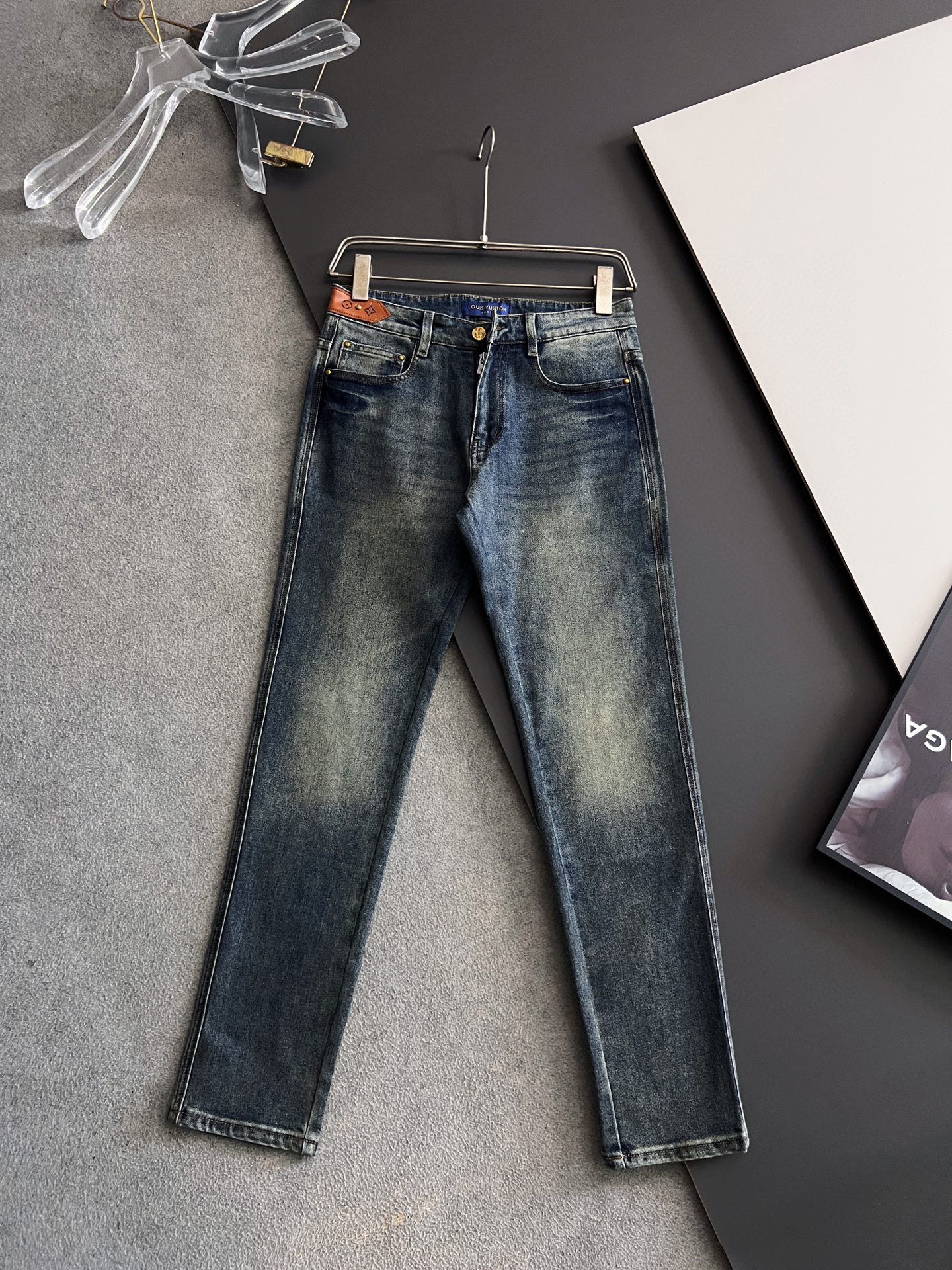 NO:506322,) 1V*, heavy industry water-washed casual jeans, imported original washing elastic fabric, comfortable and elastic, unique design, super positive style, comfortable and breathable, extremely high grade, counter quality, handsome upper body, 29-40, jeans, alexander wang19860909）1V*、重工水洗休闲牛仔裤,进口原版水洗弹力面料,舒适有弹性,独特设计,版型超正,舒适透气,档次极高,专柜品质,上身帅气十足,码数29-40,,jeans,alexander wang,Men's clothing