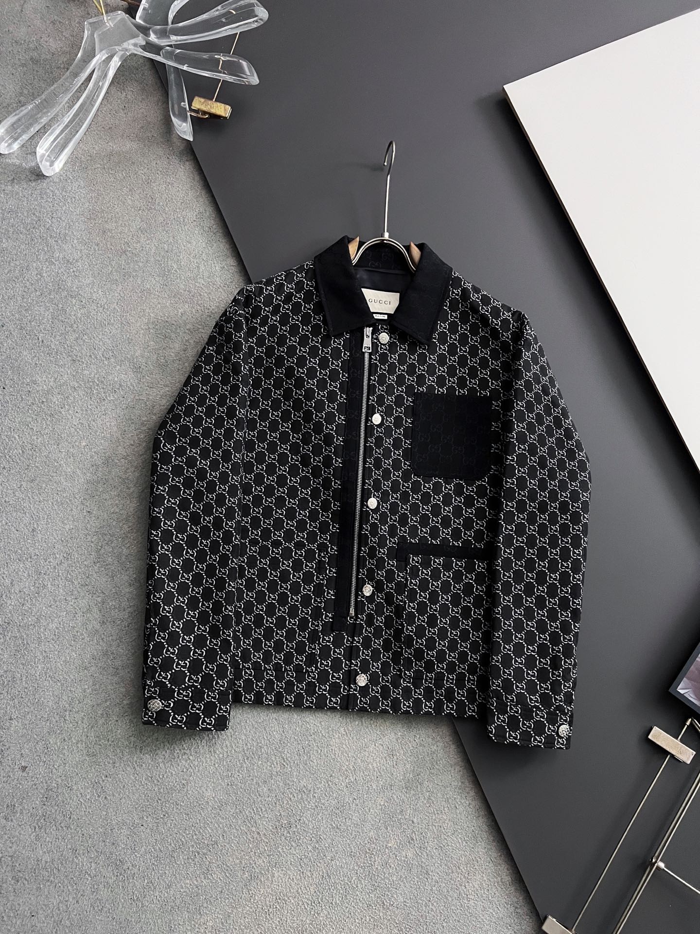 NO:506337,) Gucc* 2025 autumn and winter new old-fashion thin cotton jacket original 1:1 custom hardware accessories fully imported original customization Welcome to counter comparison Super soft Super heavy fabric with a perfect fitting style Pay attention to the super comfortable fabric Exclusive model Non-market goods Same size for men and women 48-56,,gucci,jackets & coats,alexander wang19860909） Gucc* 2025秋冬新款老花薄棉夹克原版1:1订制五金配件全进口原版定制 欢迎专柜对比 超柔软 超级重面料做工杠杠的版型完美 注意面料超舒服 独家款 非市场货 男女同款尺码 48-56,,gucci,jackets & coats,alexander wang,Men's clothing