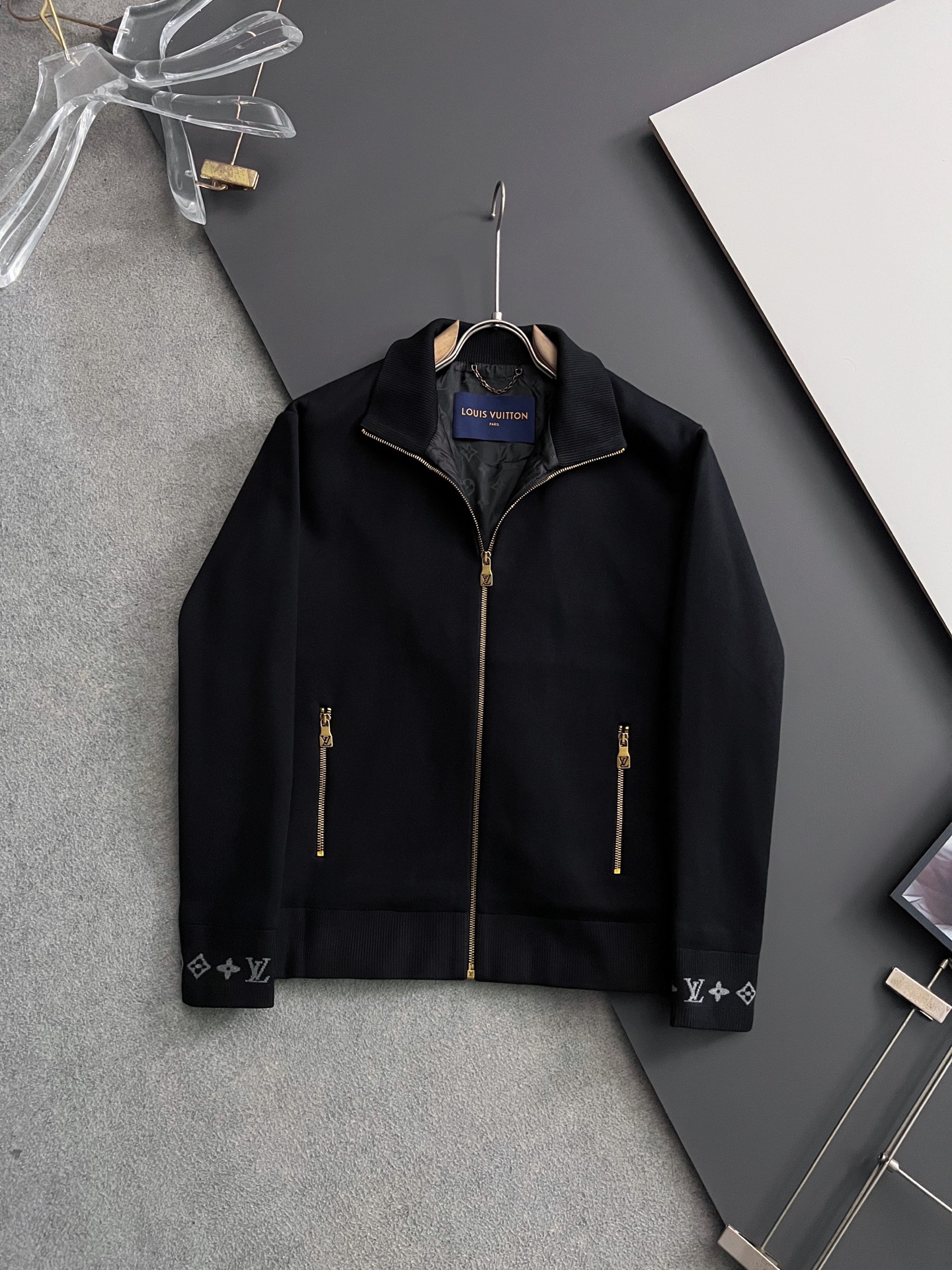 NO:506342,) 1V!  New high-quality knitted wool cardigan in autumn and winter, with color matching logo striped craft design!  Crochet logo stripe modification, design classic color crochet design!  This sweater is selected for imported knitted wool material!  The fabric feels thick and has a certain sense of self-weight. It has a soft and dense terry texture. It is breathable and comfortable to wear with close body. It has beautiful colors and is eye-catching and fashionable. The unique patterns can definitely make you outstanding among the crowd!  Casual style cut design!  The upper body effect is age-reducing and versatile. Size 48-56, sweaters, alexander wang19860909）1V！秋冬新款高克重针织羊毛开衫,配色标识条纹工艺设计！钩织标识条纹修饰,设计经典配色钩织设计！此款毛衣甄选客供进口针织羊毛材质！面料手感偏厚实,有一定的自重感,柔软绵密的毛圈肌理,贴身穿着透气亲肤舒适,色彩靓丽、吸睛时髦度爆棚,与众不同的图案绝对可以让你在人群中出彩万分！休闲版型裁剪设计！上身效果减龄又百搭. 尺码48-56,,sweaters,alexander wang,Men's clothing