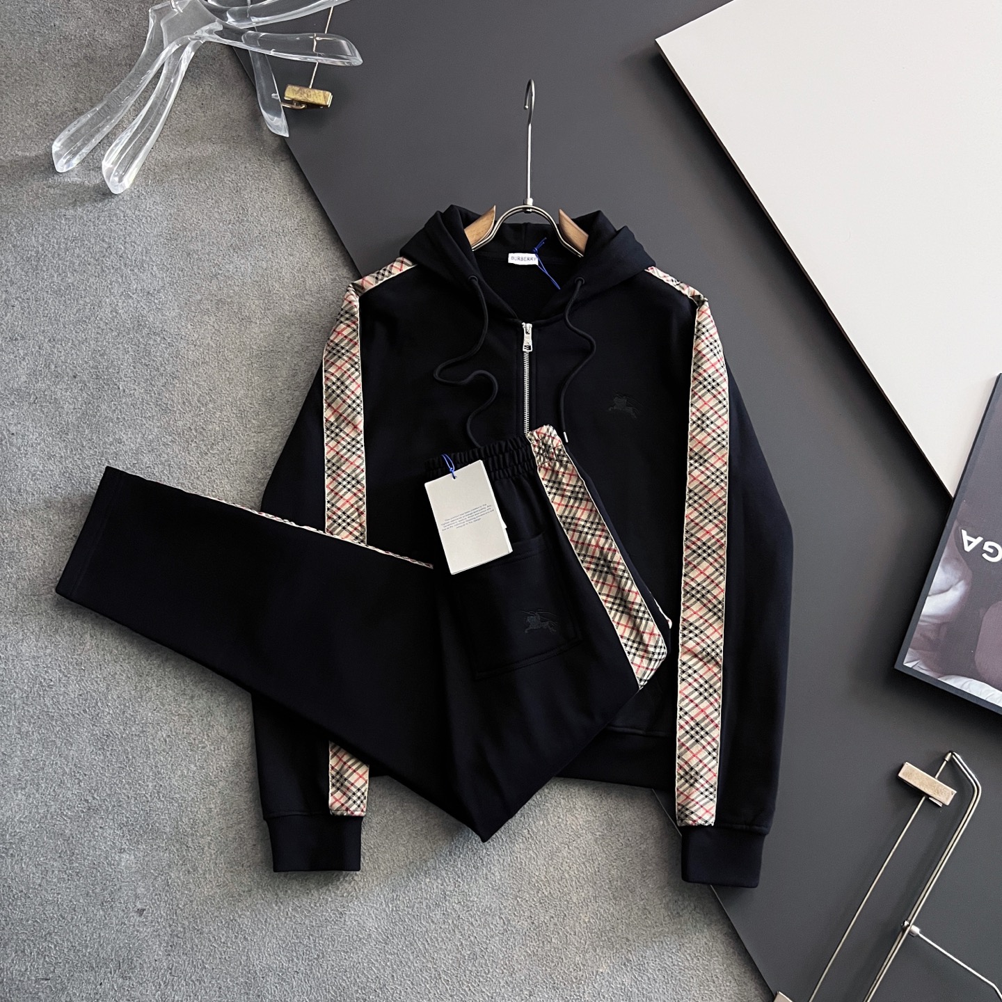 NO:506348,) Bur* Set 2025 autumn style top imported private goods, perfect inside, comfortable upper body, no thorny feeling, high-end custom imported fabric, arrangement craft zipper cardigan set, the counter model is fashionable and luxurious, the quality is unquestionable, the upper body effect is super luxurious official website same style, counter size: S- XXL,,burberry,alexander wang19860909） Bur*套装 2025秋季款顶级进口私货,内里完美包边,上身舒服 无刺感 高端定制进口面料 排列工艺拉链开衫套装,专柜款时尚不失奢华 品质毋庸置疑 上身效果超赞奢华官网同款 专柜尺码:S- XXL,,burberry,alexander wang,Men's clothing