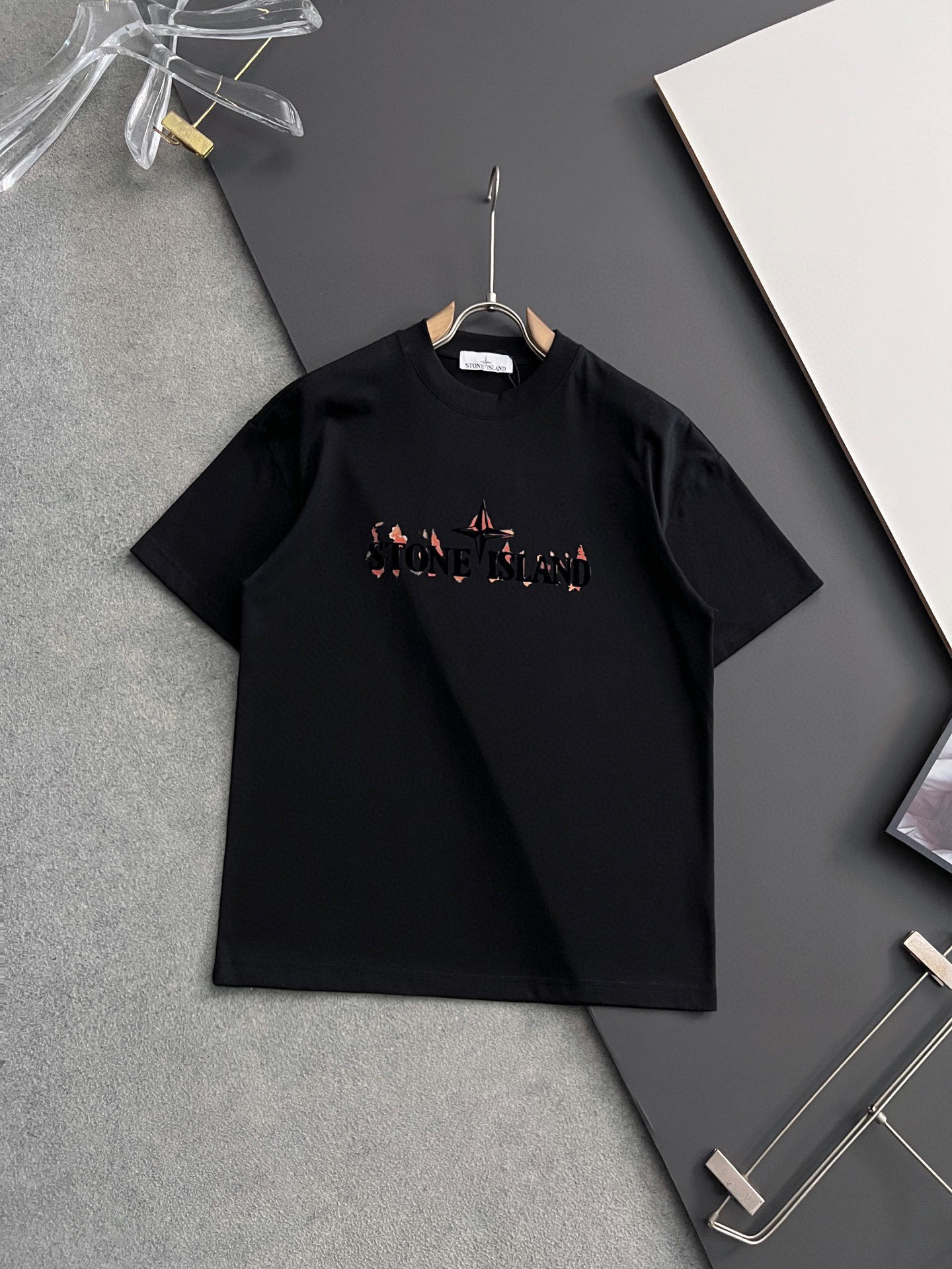 NO:509050,) Stone Island*, 2025Ss hot model 280g pure cotton double yarn hot model spot four-season series short-sleeved series, simple basic wardrobe artifact, casual and versatile must-have) workmanship and wiring texture first-class, two colors recommended, white, black,) Exclusive version test, no solution for everyone to wear [Strong] Number M-3XL),, T-shirt, alexander wang19860909）石头岛*、2025Ss爆款280g纯棉双纱爆款现货四季系列短袖,简约基础衣橱神器, 休闲百搭必备款）做工走线质感一流,两色推荐白色、黑色、）独家版型测试上身无解谁穿都合适[强]码数Ｍ-3XL）,,T-shirt,alexander wang,Men's clothing