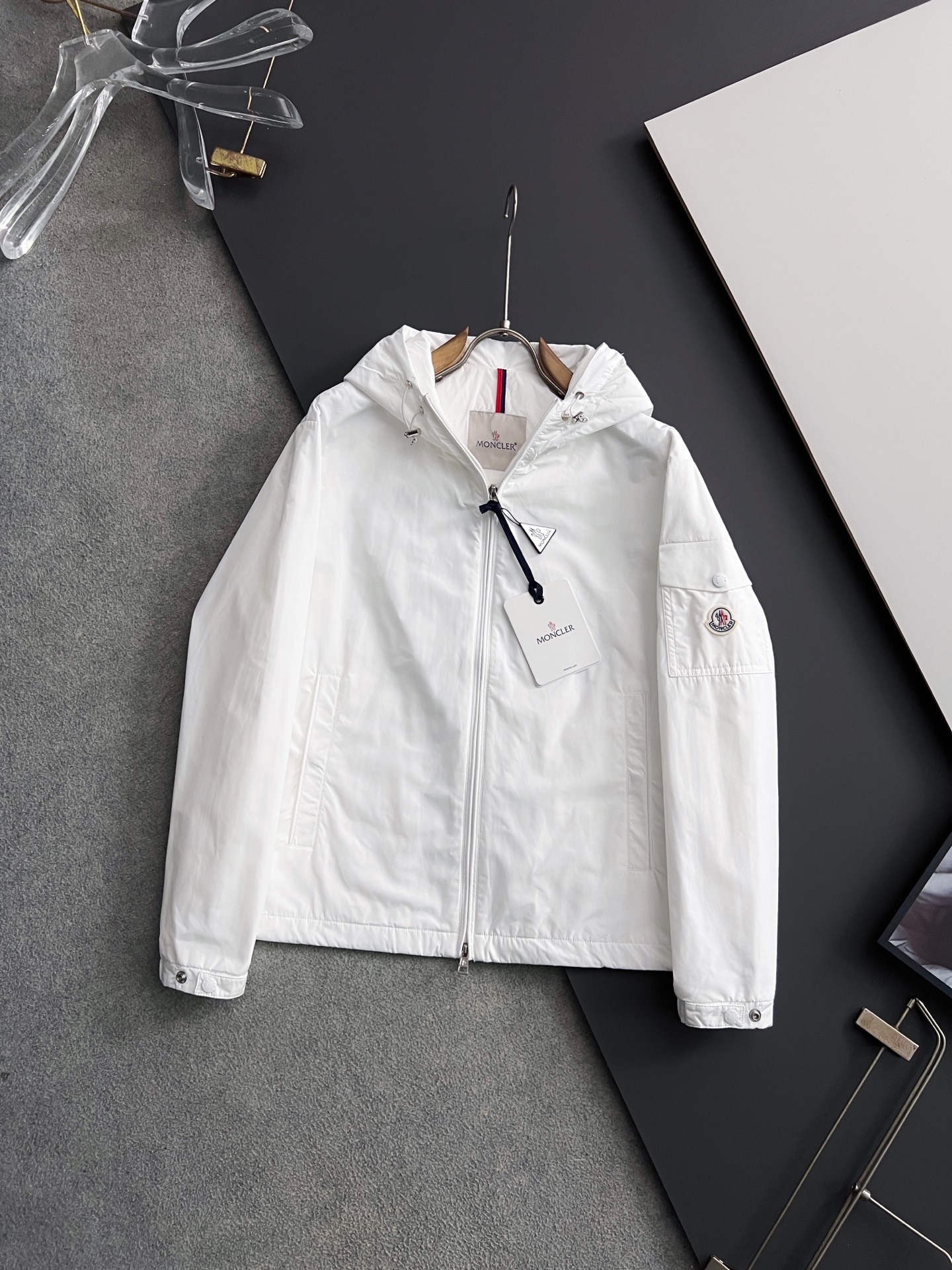 NO:515511,Moncle* men's high-end fashion hooded outdoor jacket jacket, official counter main display, Hong Kong foreign business channels, outdoor must-have items, exclusively for sale. On the basis of minimalism, it creates extraordinary creativity, and uses clever design techniques to innovate elsewhere. The front design is broken and contradictory cloth to form a strong hedge, and the visual effect is unique. The chest decoration is printed with a brand logo, which is simple and atmospheric, demonstrating the brand status. The sleeves are equipped with the brand's exclusive seal design, which echoes the front chest printing, which is both sporty and fashionable!  It has a distinct recognition, showing the vitality of the city, and is highly shaped and practical!  The fabric is made of Japanese Toray company customized fabric (a first-line luxury clothing royal fabric manufacturer) with waterproof and windproof characteristics, both comfort and breathability, the upper body is light and burden-free, the hooded design has a strong sense of detail and quality. All auxiliary materials are supplied by customers and all auxiliary materials are engraved with brand LOGO, which is very expensive, luxurious and high-end!  The details show the ingenious craftsmanship, the auxiliary materials are all supplied to customers, and the workmanship is extremely rigorous and sophisticated. The outline structure of the whole body continues the basic form of the M family, expressing the simple and atmospheric characteristics in place, with a full upper body shape, which can easily control various body shapes, and the outfit meets the needs of the transition season!  Size 48-56.,,jackets & coats,jackets & coats,hats,alexander wang19860909Moncle*早秋男士高端时装款连帽户外夹克外套,官方专柜主推展示,香港洋行渠道,户外必选单品,独家出售. 在极简的基础上洐生出非凡的创意,用巧妙的设计手法进行别处一格的创新,前幅设计破缝拼接撞色布,形成强烈的对冲,设觉效果别具一格,胸前饰印有品牌LOGO,简单大气,彰显品牌身份地位. 袖子搭载品牌专属章仔设计,与前胸印花形成呼应,即运动又时尚！辨识度鲜明,尽显都市活力色彩,且塑造性和实穿性极高！ 面料选用日本东丽公司订制面料（一线奢侈品成衣御用面料商）具备防水防风特性,舒适性与透气性兼备,上身轻便且无负担感,连帽的设计,整体细节品质感超强,辅料全系客供,全客供辅料,都刻有品牌LOGO, 非常贵奢高级！ 细节之处尽显匠心工艺,辅料皆为客供,做工极为严谨考究,通体的轮廓构造延续了M家族基础形态,将简约大气的特征表现到位,上身型款十足,轻松驾驭各种身型,穿搭符合过渡季的需求！尺码48-56.,,jackets & coats,jackets & coats,hats,alexander wang,Men's clothing