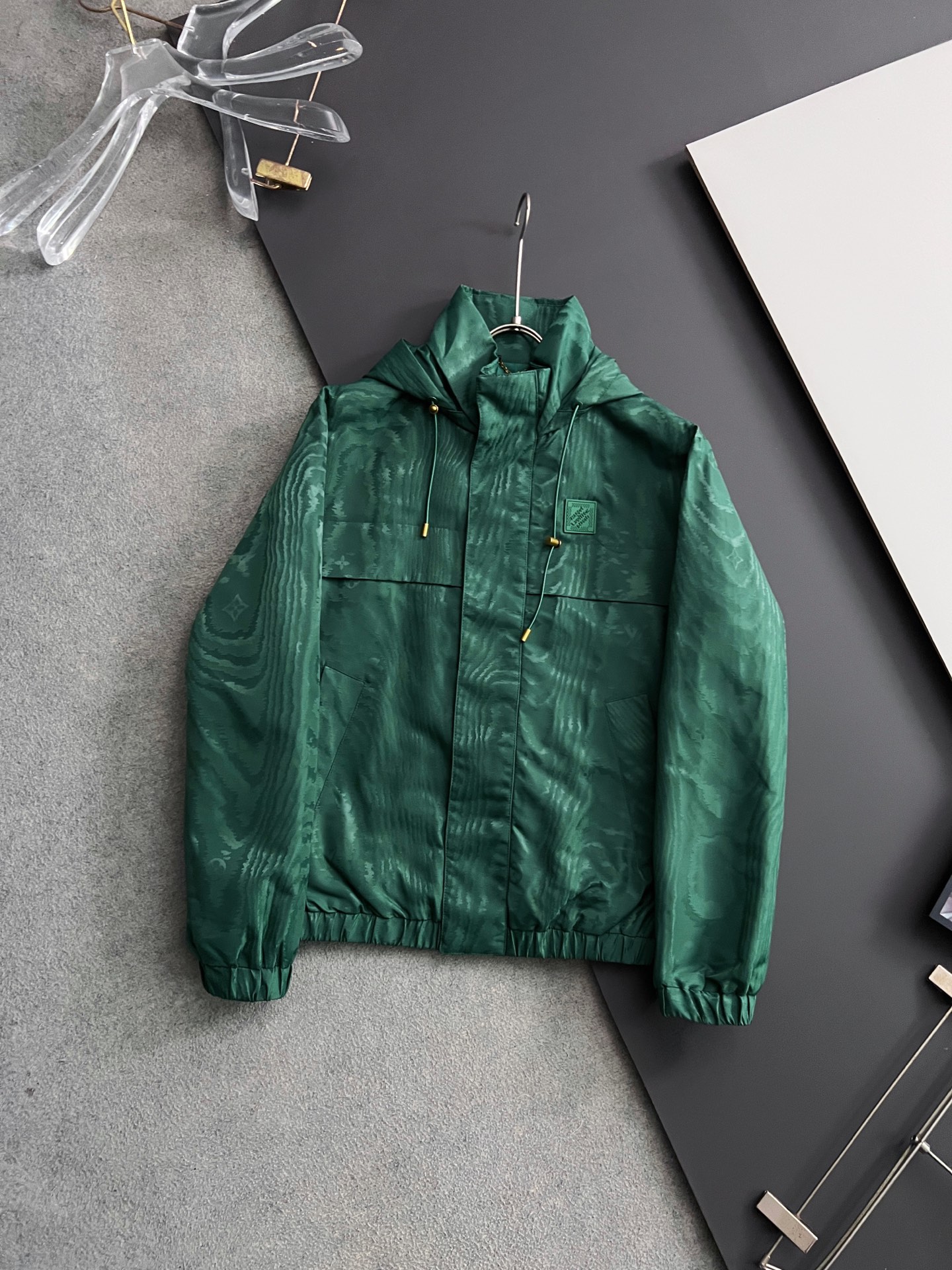 NO:509055,) 1V and 25 autumn and winter new jacquard windproof jackets. This windproof jacket uses jacquard technology to condense the seasonal LVMoiré pattern, and shines the brand edge with Monogram elements. The Marque L.Vuitton Déposée rubber patch on the chest and the adjustable hood that can be retracted into the collar adds sports elements. The elastic cuffs and hem, breathable holes under the arms, and hidden zipper front closure side pockets. The upper body effect of this jacket is super cool, the same style as men and women, highly recommended!  Code number M-3XL, louis vuitton, jackets & coats,hats,alexander wang19860909）1V、25秋冬新款提花防风夹克,本款防风夹克以提花工艺凝聚当季LVMoiré图案,与Monogram元素共同闪烁品牌锋芒.胸前Marque L.Vuitton Déposée橡胶贴饰和可收入衣领的可调节风帽再添运动元素.弹力袖口和下摆,手臂下方配有透气孔眼,隐藏式拉链前襟侧袋,这款夹克上身效果超酷,男女同款,强烈推荐！ 码数M-3XL,,louis vuitton,jackets & coats,hats,alexander wang,Men's clothing