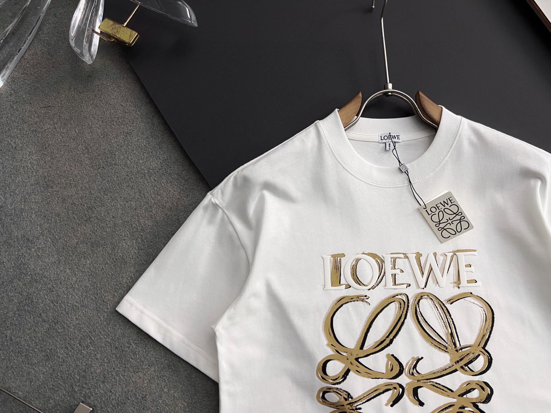 NO:509705,) Loe*, 2025Ss hot model 280g pure cotton double yarn hot model spot four-season series short-sleeved series, simple basic wardrobe artifact, casual and versatile must-have) workmanship and wiring texture first-class, two colors recommended, white, black,) Exclusive version test, no solution for everyone to wear [Strong] code number M-3XL),,loewe, T-shirt, alexander wang19860909）Loe*、2025Ss爆款280g纯棉双纱爆款现货四季系列短袖,简约基础衣橱神器, 休闲百搭必备款）做工走线质感一流,两色推荐白色、黑色、）独家版型测试上身无解谁穿都合适[强]码数Ｍ-3XL）,,loewe,T-shirt,alexander wang,Men's clothing