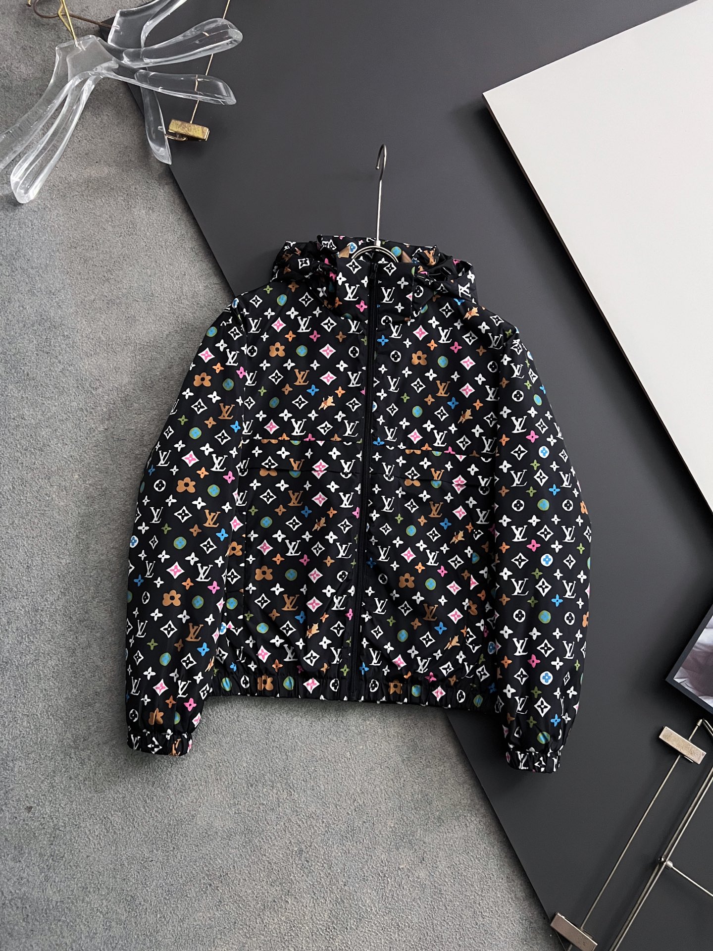 NO:509691,) 1V*2025 early autumn men's high-end fashion hooded outdoor jacket jacket, new 25 spring and summer, official counter main display, Hong Kong foreign business channels, outdoor must-have items, exclusively for sale. On the basis of minimalism, it creates extraordinary creativity, and uses clever design techniques to innovate elsewhere. The front design is broken and contradictory cloth, forming a strong hedge, and the visual effect is unique. The chest decoration is printed with a brand LOGO, which is simple and atmospheric, demonstrating the brand identity and status. The sleeves are equipped with the brand's exclusive design, which echoes the front chest printing, which is both sporty and fashionable!  It has a distinct recognition, showing the vitality of the city, and is highly shaped and practical!  The fabric is made of Japanese Toray company customized fabric (a first-line luxury clothing royal fabric manufacturer) with waterproof and windproof characteristics, both comfort and breathability, the upper body is light and burden-free, the hooded design has a strong sense of detail and quality. All auxiliary materials are supplied by customers and all auxiliary materials are engraved with a brand logo, which is very expensive, luxurious and high-end!  The details show the ingenious craftsmanship, the auxiliary materials are all supplied to customers, and the workmanship is extremely rigorous and sophisticated. The outline structure of the whole body continues the basic form of the M family, expressing the simple and atmospheric characteristics in place, with a full upper body shape, which can easily control various body shapes, and the outfit meets the needs of the transition season!  Size 48-56, Jackets & coats, Jackets & coats, Hats, Alexander wang19860909）1V*2025早秋男士高端时装款连帽户外夹克外套,25年春夏新款,官方专柜主推展示,香港洋行渠道,户外必选单品,独家出售. 在极简的基础上洐生出非凡的创意,用巧妙的设计手法进行别处一格的创新,前幅设计破缝拼接撞色布,形成强烈的对冲,设觉效果别具一格,胸前饰印有品牌LOGO,简单大气,彰显品牌身份地位. 袖子搭载品牌专属章仔设计,与前胸印花形成呼应,即运动又时尚！辨识度鲜明,尽显都市活力色彩,且塑造性和实穿性极高！ 面料选用日本东丽公司订制面料（一线奢侈品成衣御用面料商）具备防水防风特性,舒适性与透气性兼备,上身轻便且无负担感,连帽的设计,整体细节品质感超强,辅料全系客供,全客供辅料,都刻有品牌LOGO, 非常贵奢高级！ 细节之处尽显匠心工艺,辅料皆为客供,做工极为严谨考究,通体的轮廓构造延续了M家族基础形态,将简约大气的特征表现到位,上身型款十足,轻松驾驭各种身型,穿搭符合过渡季的需求！尺码48-56,,jackets & coats,jackets & coats,hats,alexander wang,Men's clothing