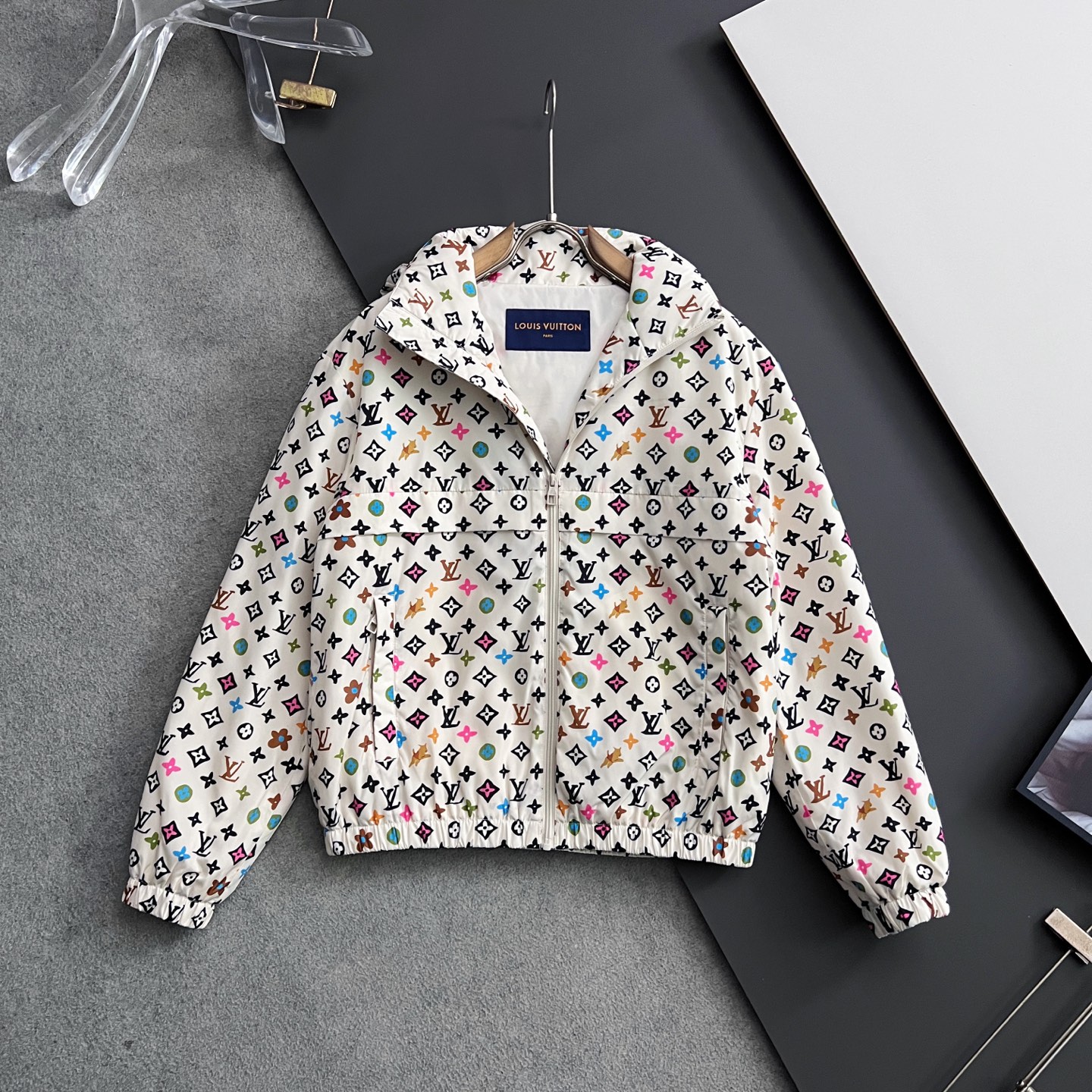 NO:509697,) 1V*2025 early autumn men's high-end fashion hooded outdoor jacket jacket, new 25 spring and summer, official counter main display, Hong Kong foreign business channels, outdoor must-have items, exclusively for sale. On the basis of minimalism, it creates extraordinary creativity, and uses clever design techniques to innovate elsewhere. The front design is broken and contradictory cloth, forming a strong hedge, and the visual effect is unique. The chest decoration is printed with a brand LOGO, which is simple and atmospheric, demonstrating the brand identity and status. The sleeves are equipped with the brand's exclusive design, which echoes the front chest printing, which is both sporty and fashionable!  It has a distinct recognition, showing the vitality of the city, and is highly shaped and practical!  The fabric is made of Japanese Toray company customized fabric (a first-line luxury clothing royal fabric manufacturer) with waterproof and windproof characteristics, both comfort and breathability, the upper body is light and burden-free, the hooded design has a strong sense of detail and quality. All auxiliary materials are supplied by customers and all auxiliary materials are engraved with a brand logo, which is very expensive, luxurious and high-end!  The details show the ingenious craftsmanship, the auxiliary materials are all supplied to customers, and the workmanship is extremely rigorous and sophisticated. The outline structure of the whole body continues the basic form of the M family, expressing the simple and atmospheric characteristics in place, with a full upper body shape, which can easily control various body shapes, and the outfit meets the needs of the transition season!  Size 48-56, Jackets & coats, Jackets & coats, Hats, Alexander wang19860909）1V*2025早秋男士高端时装款连帽户外夹克外套,25年春夏新款,官方专柜主推展示,香港洋行渠道,户外必选单品,独家出售. 在极简的基础上洐生出非凡的创意,用巧妙的设计手法进行别处一格的创新,前幅设计破缝拼接撞色布,形成强烈的对冲,设觉效果别具一格,胸前饰印有品牌LOGO,简单大气,彰显品牌身份地位. 袖子搭载品牌专属章仔设计,与前胸印花形成呼应,即运动又时尚！辨识度鲜明,尽显都市活力色彩,且塑造性和实穿性极高！ 面料选用日本东丽公司订制面料（一线奢侈品成衣御用面料商）具备防水防风特性,舒适性与透气性兼备,上身轻便且无负担感,连帽的设计,整体细节品质感超强,辅料全系客供,全客供辅料,都刻有品牌LOGO, 非常贵奢高级！ 细节之处尽显匠心工艺,辅料皆为客供,做工极为严谨考究,通体的轮廓构造延续了M家族基础形态,将简约大气的特征表现到位,上身型款十足,轻松驾驭各种身型,穿搭符合过渡季的需求！尺码48-56,,jackets & coats,jackets & coats,hats,alexander wang,Men's clothing