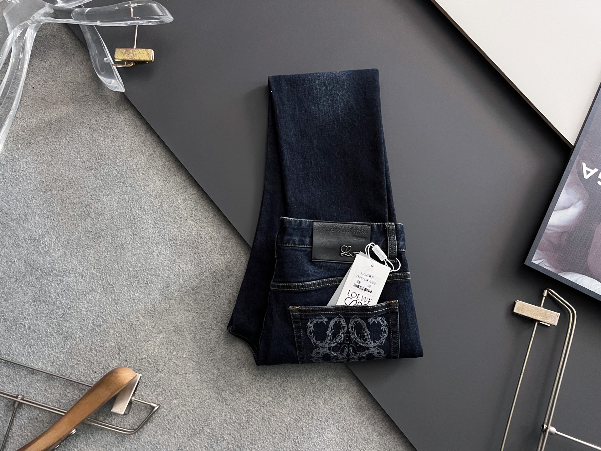 ）Loe*、重工水洗休闲牛仔裤，进口原版水洗弹力面料，舒适有弹性，独特设计，版型超正，舒适透气，档次极高