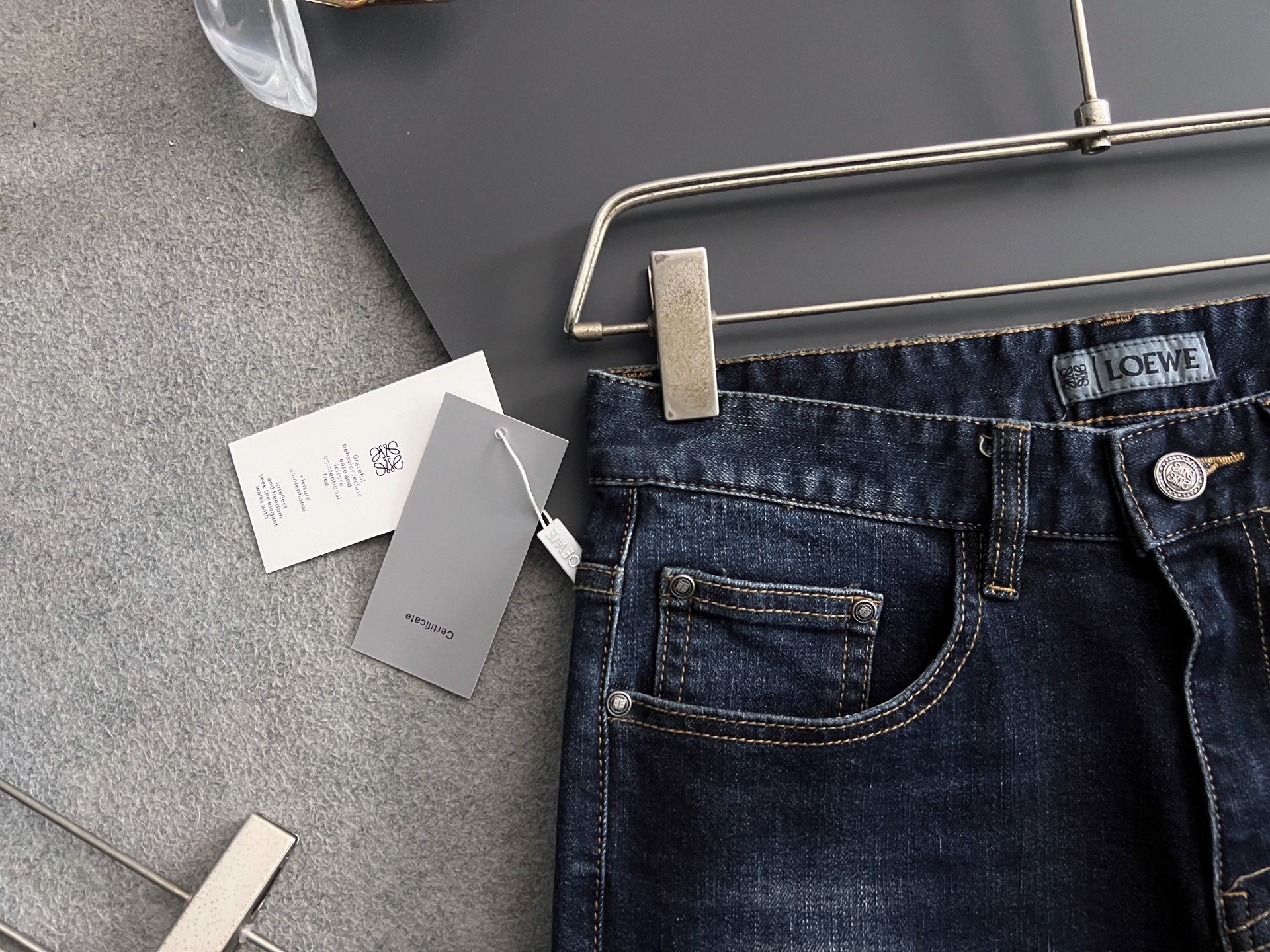 ）Loe*、重工水洗休闲牛仔裤，进口原版水洗弹力面料，舒适有弹性，独特设计，版型超正，舒适透气，档次极高