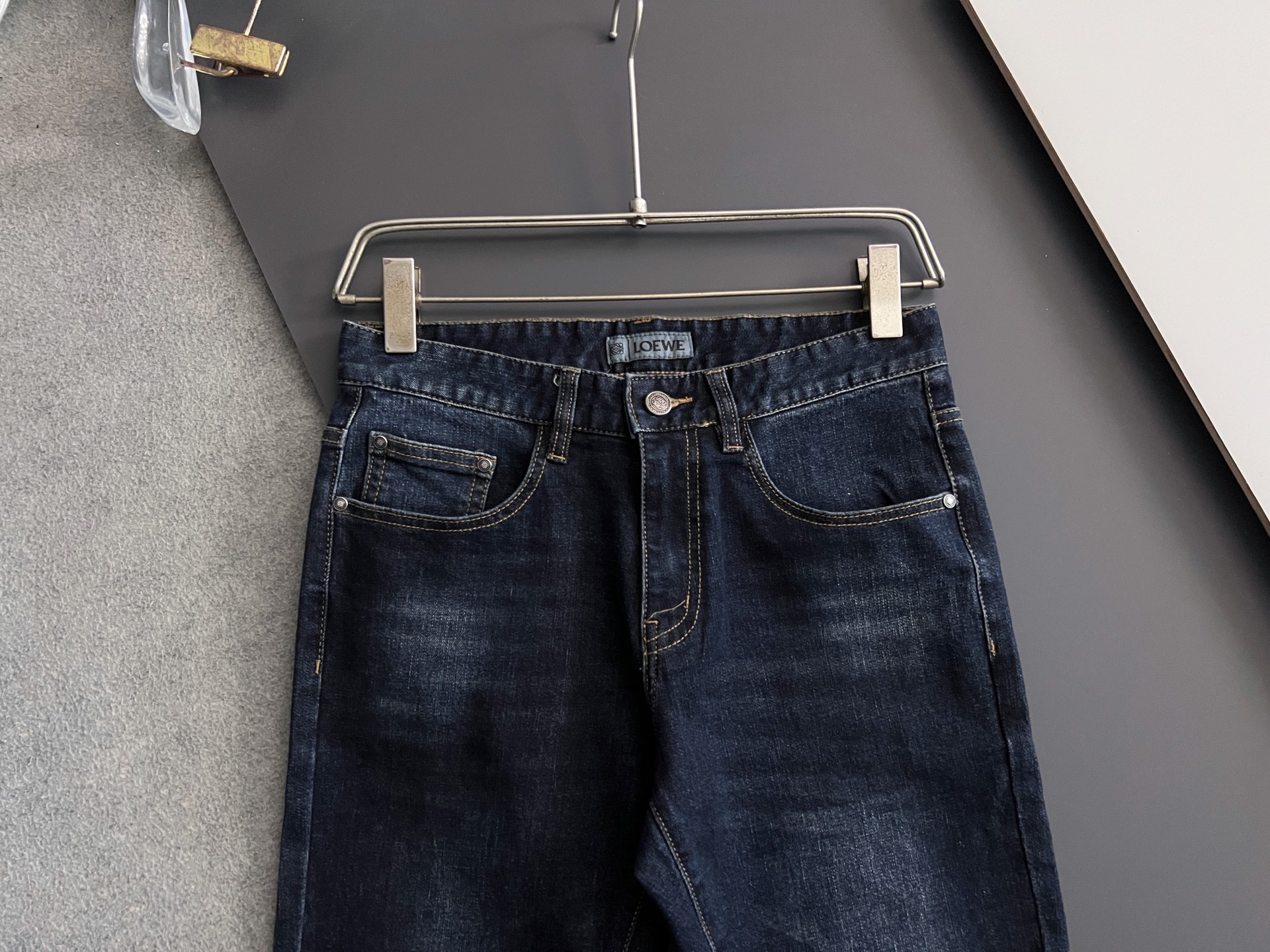 ）Loe*、重工水洗休闲牛仔裤，进口原版水洗弹力面料，舒适有弹性，独特设计，版型超正，舒适透气，档次极高