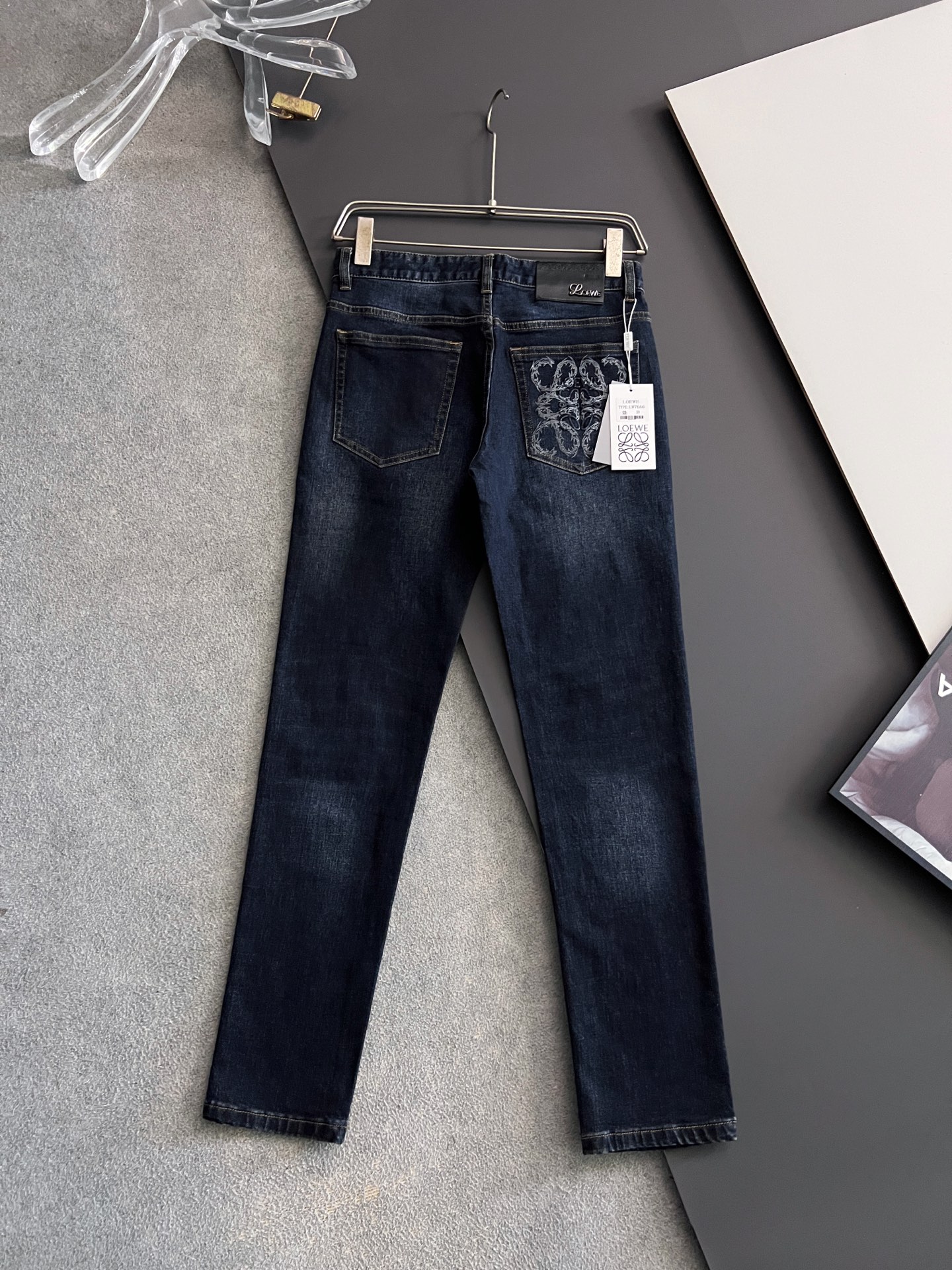 ）Loe*、重工水洗休闲牛仔裤，进口原版水洗弹力面料，舒适有弹性，独特设计，版型超正，舒适透气，档次极高