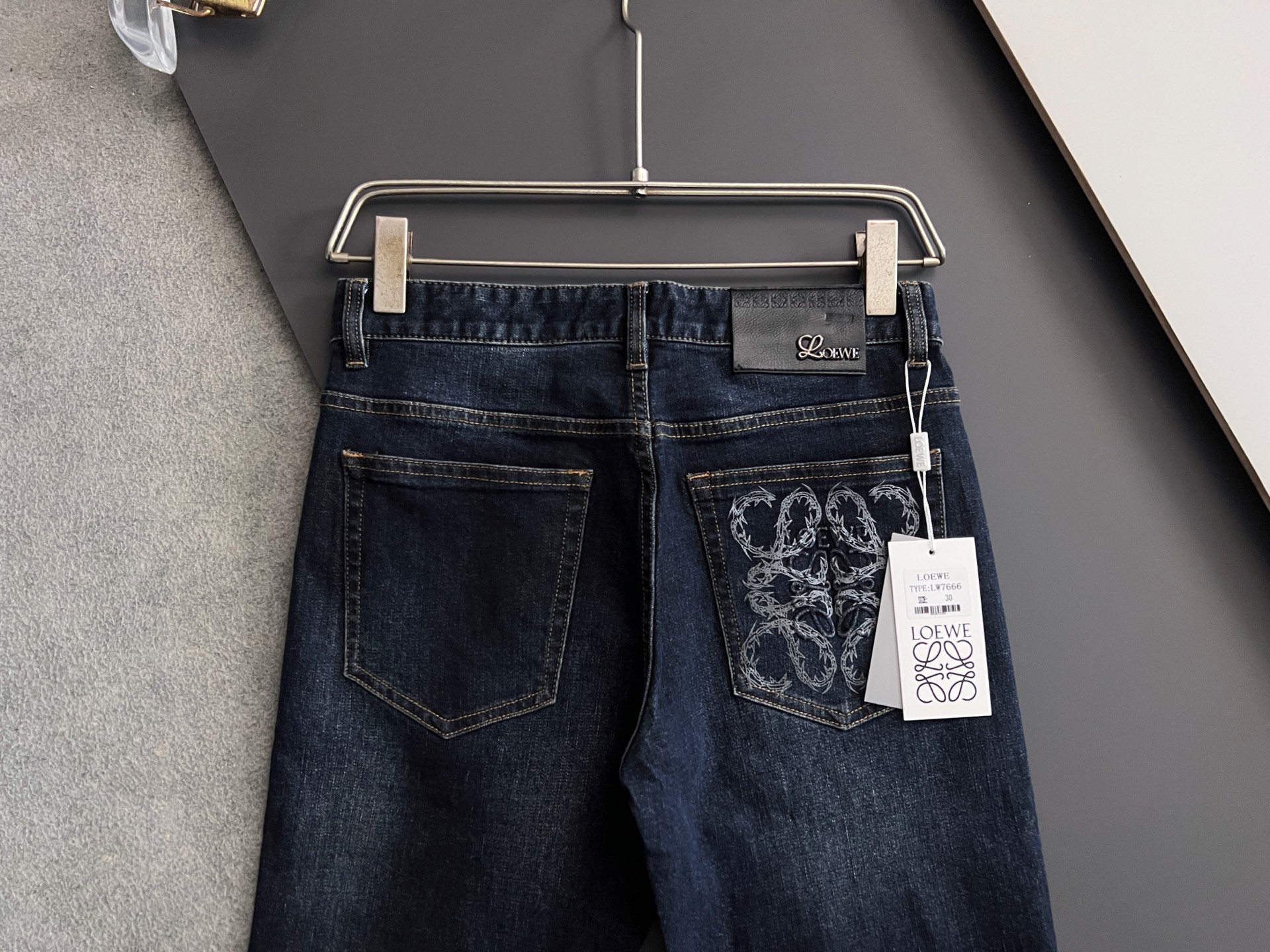 ）Loe*、重工水洗休闲牛仔裤，进口原版水洗弹力面料，舒适有弹性，独特设计，版型超正，舒适透气，档次极高