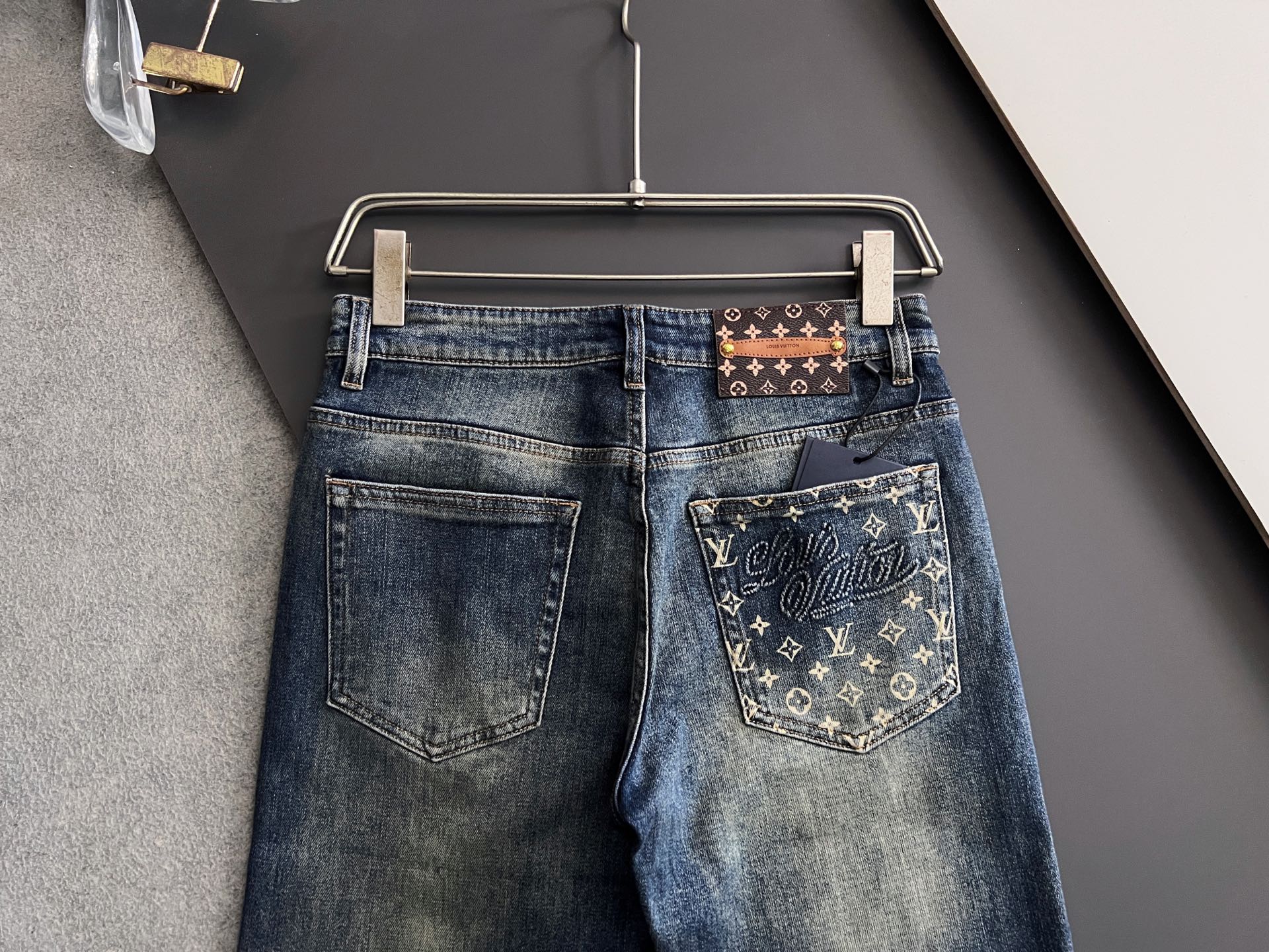 ）1V*、重工水洗休闲牛仔裤，进口原版水洗弹力面料，舒适有弹性，独特设计，版型超正，舒适透气，档次极高，