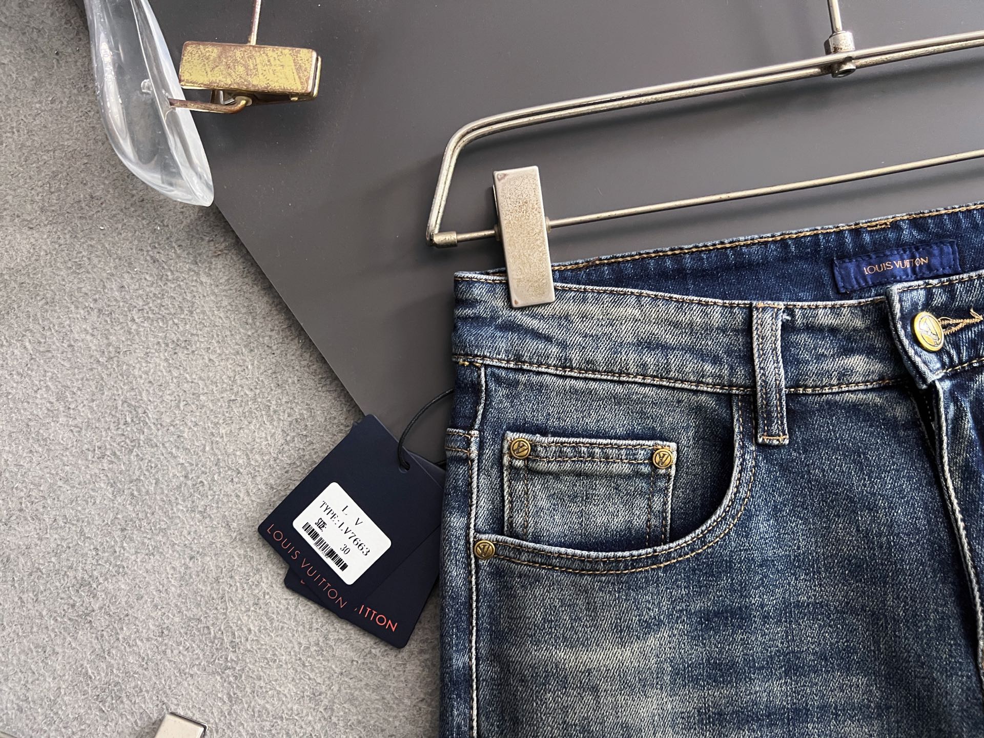 ）1V*、重工水洗休闲牛仔裤，进口原版水洗弹力面料，舒适有弹性，独特设计，版型超正，舒适透气，档次极高，