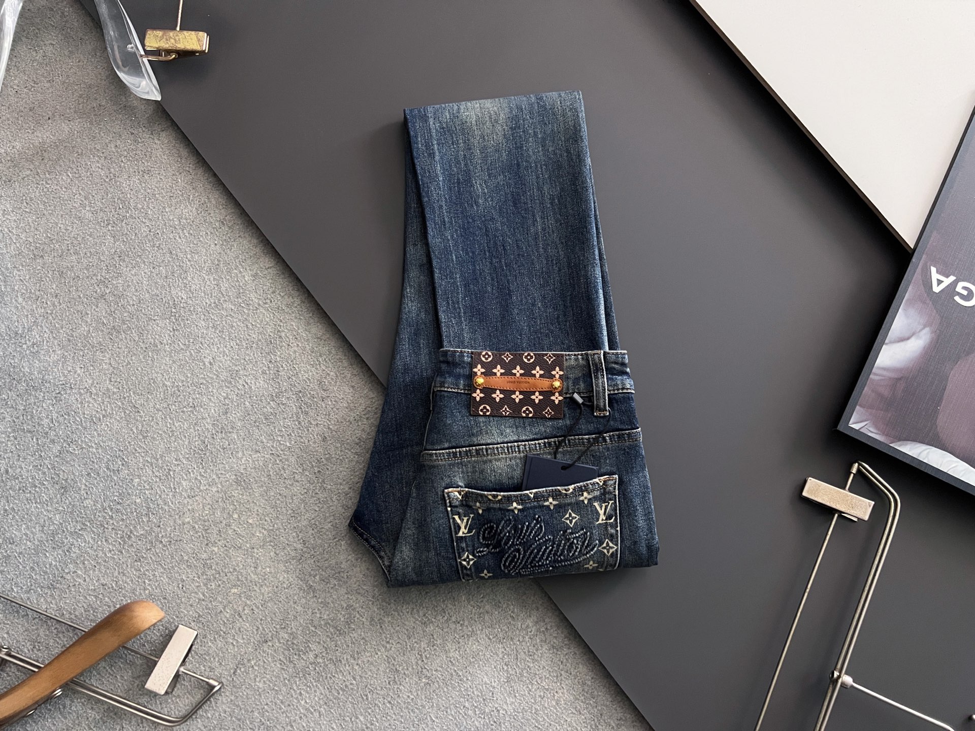 ）1V*、重工水洗休闲牛仔裤，进口原版水洗弹力面料，舒适有弹性，独特设计，版型超正，舒适透气，档次极高，