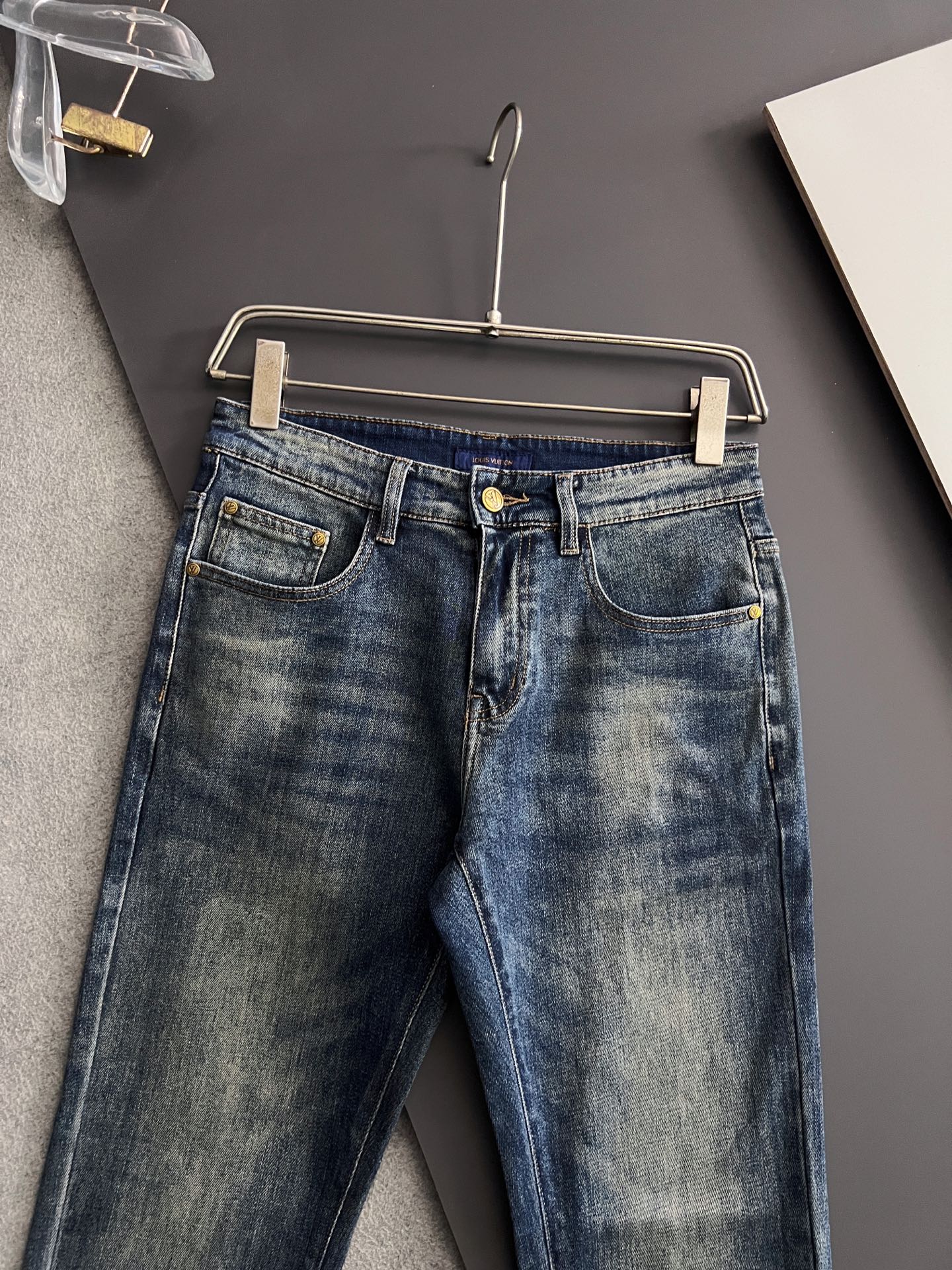 ）1V*、重工水洗休闲牛仔裤，进口原版水洗弹力面料，舒适有弹性，独特设计，版型超正，舒适透气，档次极高，