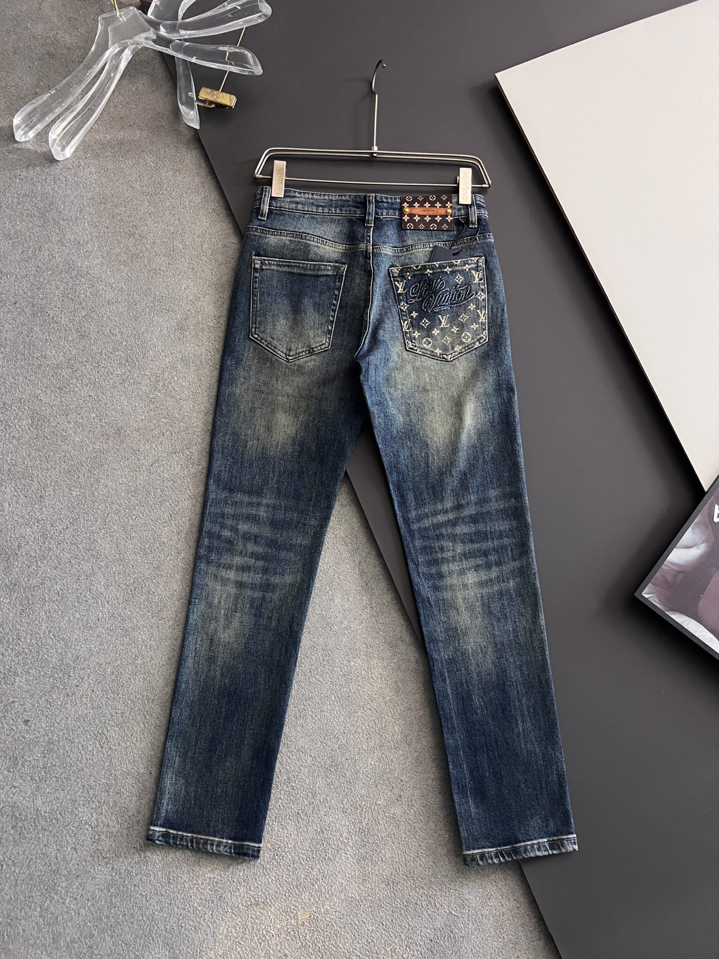 ）1V*、重工水洗休闲牛仔裤，进口原版水洗弹力面料，舒适有弹性，独特设计，版型超正，舒适透气，档次极高，