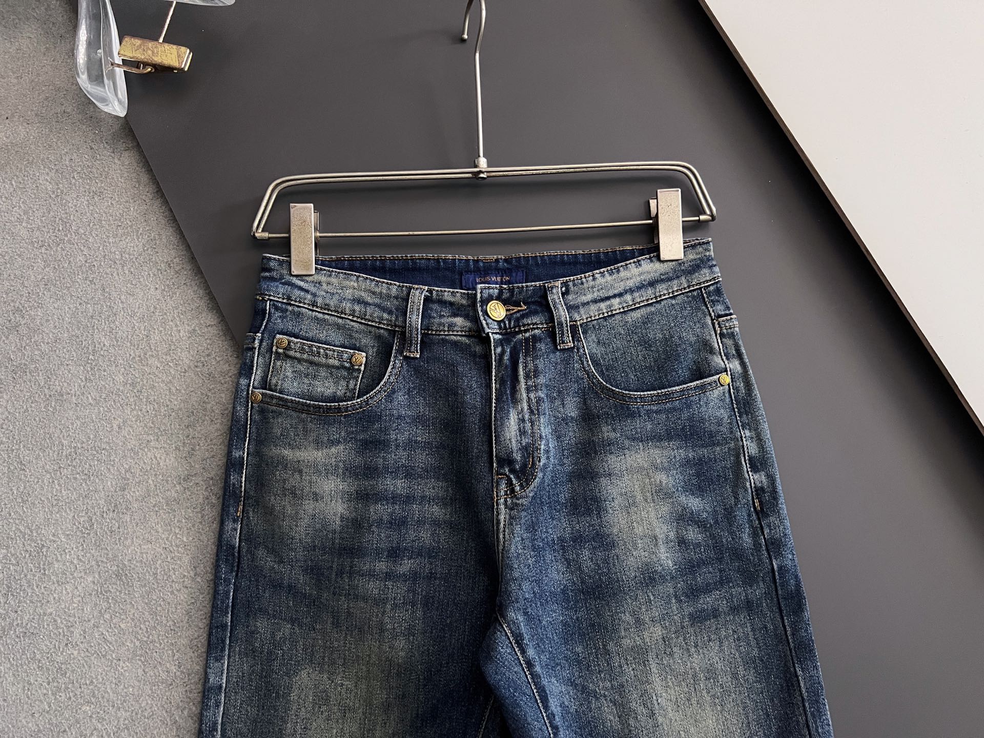 ）1V*、重工水洗休闲牛仔裤，进口原版水洗弹力面料，舒适有弹性，独特设计，版型超正，舒适透气，档次极高，