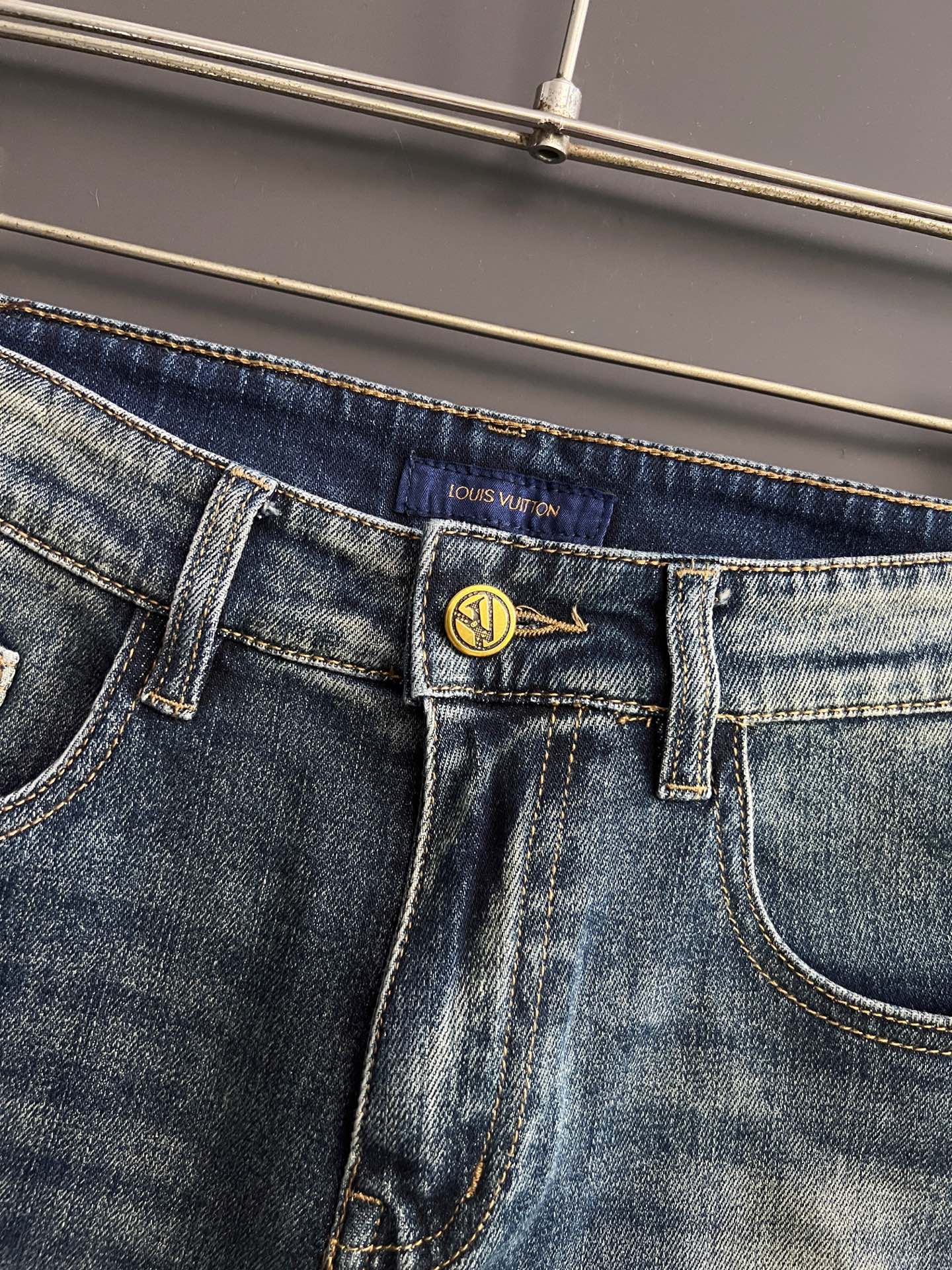 ）1V*、重工水洗休闲牛仔裤，进口原版水洗弹力面料，舒适有弹性，独特设计，版型超正，舒适透气，档次极高，