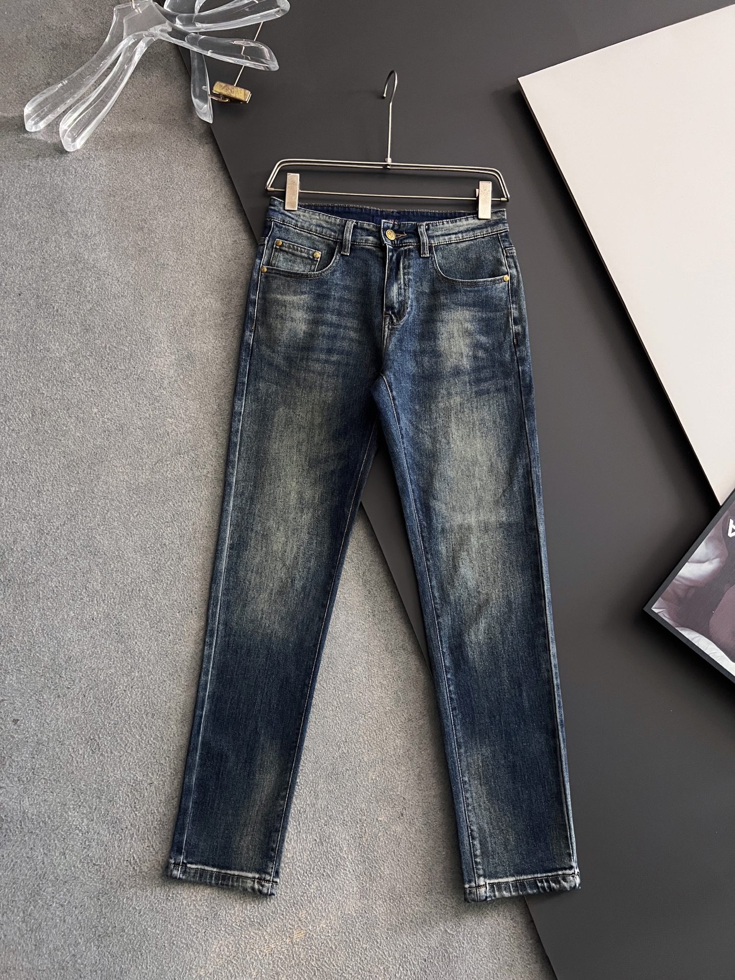 ）1V*、重工水洗休闲牛仔裤，进口原版水洗弹力面料，舒适有弹性，独特设计，版型超正，舒适透气，档次极高，