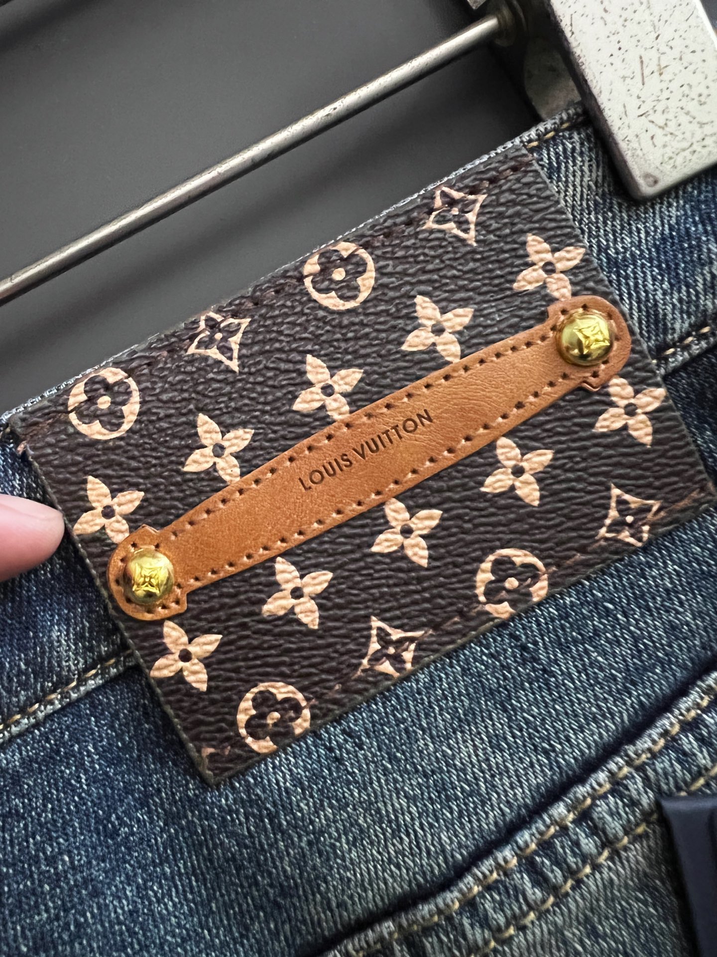 ）1V*、重工水洗休闲牛仔裤，进口原版水洗弹力面料，舒适有弹性，独特设计，版型超正，舒适透气，档次极高，