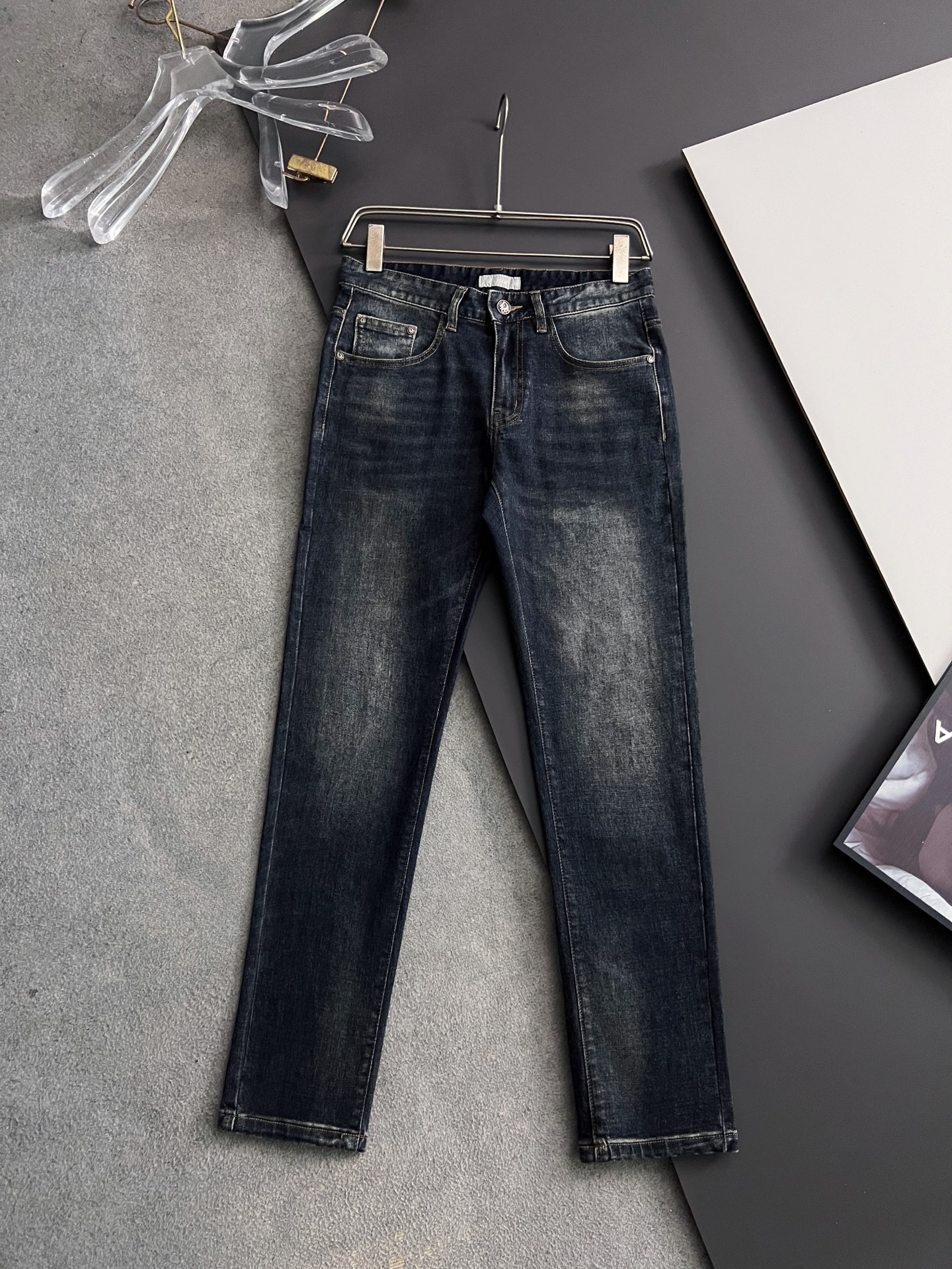 NO:511117,) CD*, heavy industry water-washed casual jeans, imported original washing elastic fabric, comfortable and elastic, unique design, super positive style, comfortable and breathable, extremely high grade, counter quality, handsome upper body, 29-40, jeans, alexander wang19860909）CD*、重工水洗休闲牛仔裤,进口原版水洗弹力面料,舒适有弹性,独特设计,版型超正,舒适透气,档次极高,专柜品质,上身帅气十足,码数29-40,,jeans,alexander wang,Men's clothing