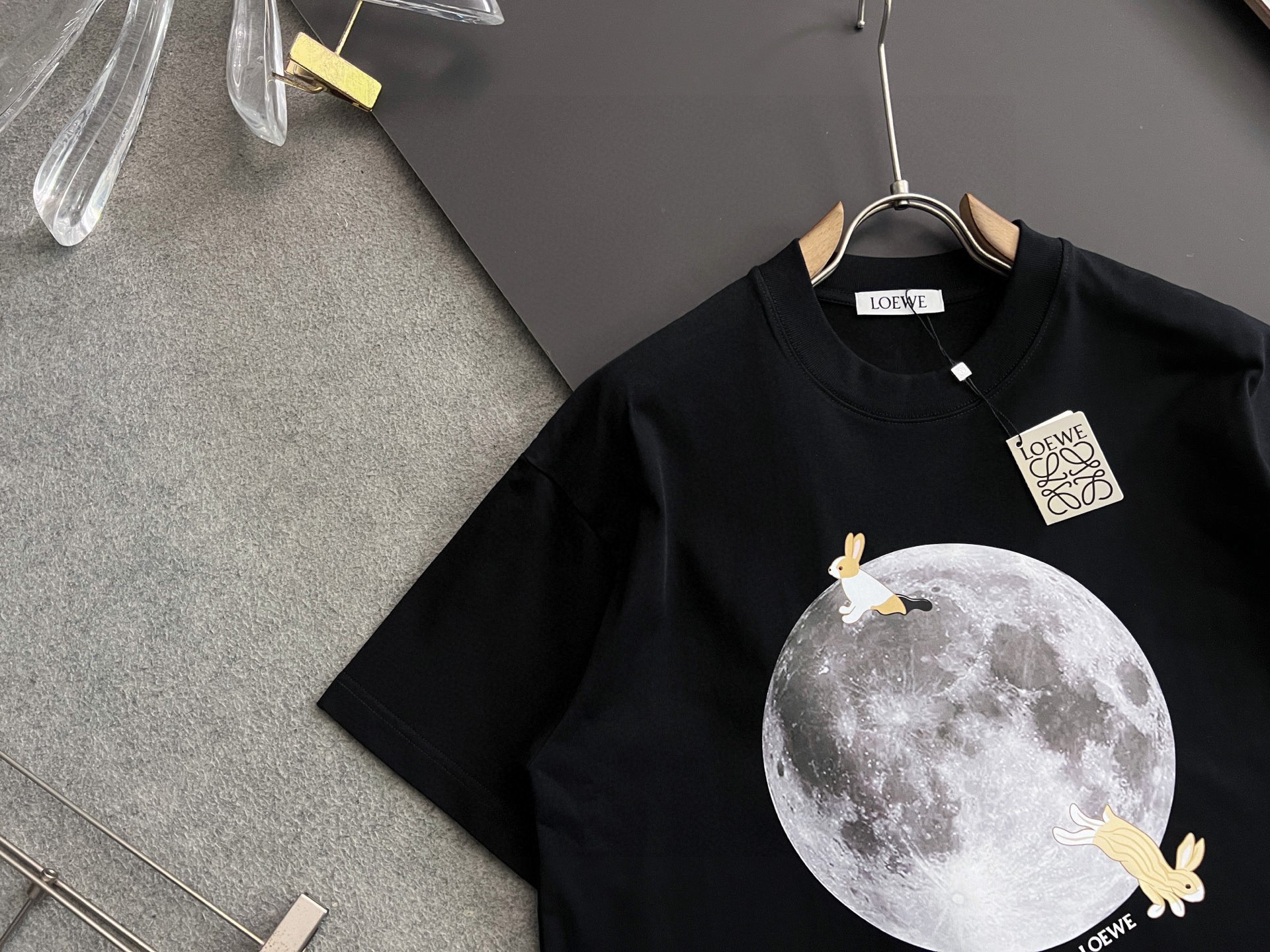 NO:511131,) 25 Loe* latest exclusive hit models*.] Heavy 280 grams pure cotton double yarn) Popular four-season series short-sleeved series, simple basic wardrobe artifact, casual and versatile must-have) workmanship and line texture first-class, two colors recommended white, black,) standard version M-3XL, loewe, T-shirt, alexander wang19860909）25款Loe*最新独家爆款*.】重克280克纯棉双纱）爆款现货四季系列短袖,简约基础衣橱神器, 休闲百搭必备款）做工走线质感一流,两色推荐白色、黑色、）标准版型M-3XL,,loewe,T-shirt,alexander wang,Men's clothing