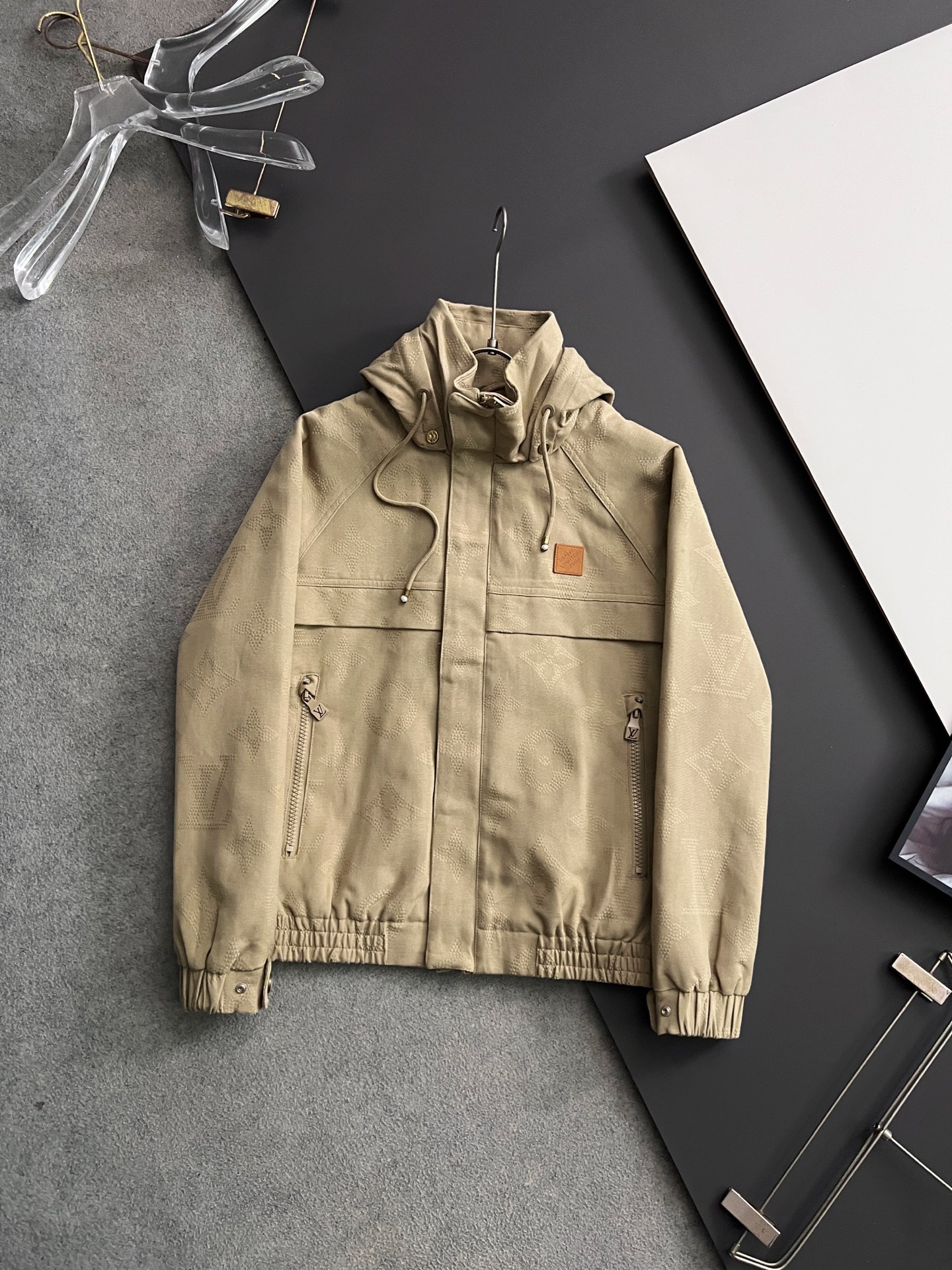 NO:511134,) 1V Donkey Home 25 autumn new jacket Customized fabric accessories, overall embroidery printing design, one piece wears in two styles, the hat is removable, a simple but not simple one that cannot be missed!  Color black khaki code count 48-56, louis vuitton,louis vuitton,jackets & coats,hats,alexander wang19860909）1V 驴家 25年秋季新款夹克 定制面料辅料配件,整体刺绣印花设计,一件穿出两种风格,帽子可拆卸,简约而不简单不可错过的一款！ 颜色黑色 卡其色 码数48-56,,louis vuitton,louis vuitton,jackets & coats,hats,alexander wang,Men's clothing