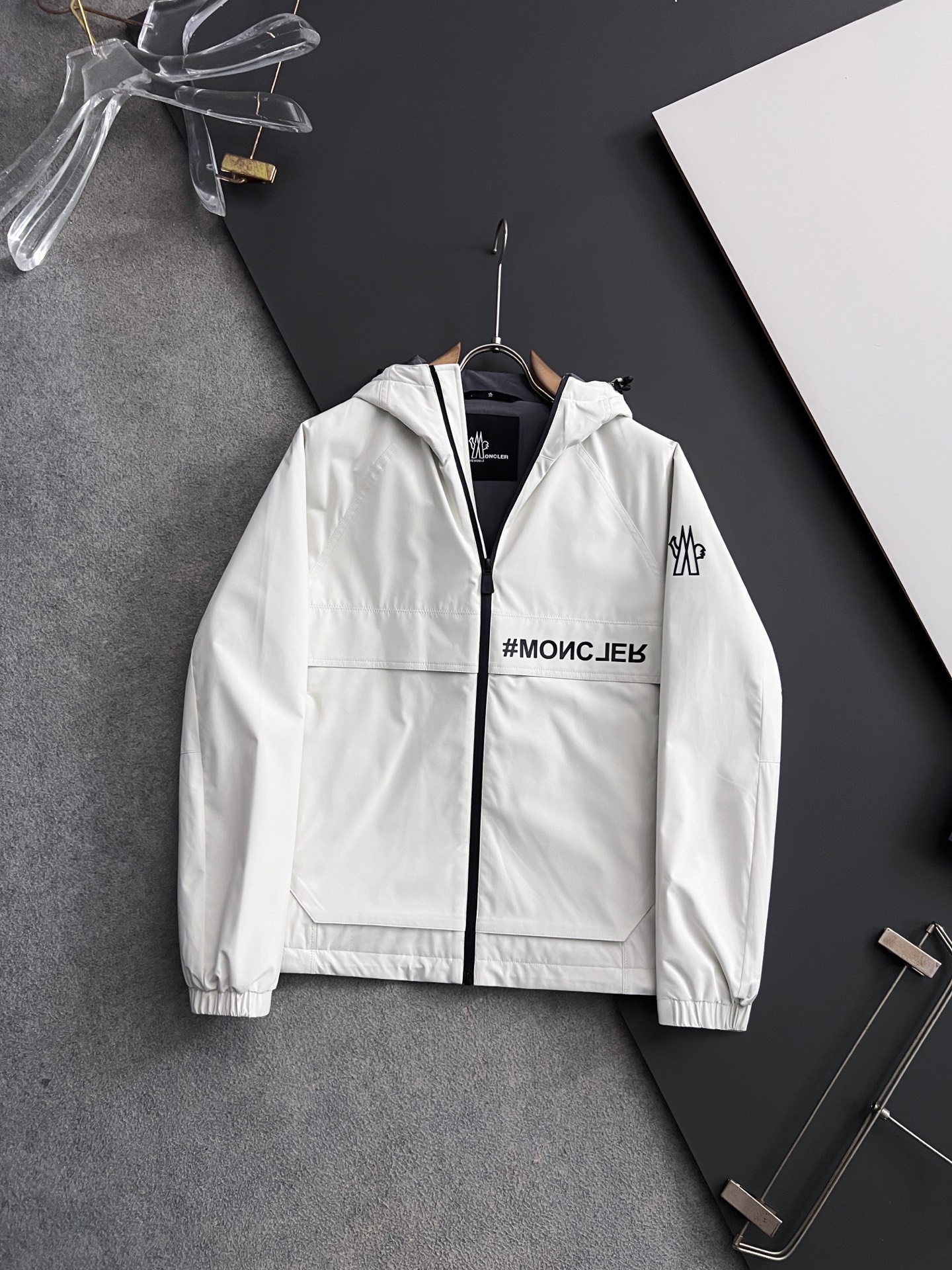 NO:511137,) Moncle*2025 early autumn men's high-end fashion hooded outdoor jacket jacket, official counter main display, Hong Kong foreign business channels, outdoor must-have items, exclusively for sale. On the basis of minimalism, it creates extraordinary creativity, and uses clever design techniques to innovate elsewhere. The front design is broken and contradictory cloth, forming a strong hedge, and the visual effect is unique. The chest decoration is printed with a brand LOGO, which is simple and atmospheric, demonstrating the brand identity and status. The sleeves are equipped with the brand's exclusive design, which echoes the front chest printing, which is both sporty and fashionable!  It has a distinct recognition, showing the vitality of the city, and is highly shaped and practical!  The fabric is made of Japanese Toray company customized fabric (a first-line luxury clothing royal fabric manufacturer) with waterproof and windproof characteristics, both comfort and breathability, the upper body is light and burden-free, the hooded design has a strong sense of detail and quality. All auxiliary materials are supplied by customers and all auxiliary materials are engraved with a brand logo, which is very expensive, luxurious and high-end!  The details show the ingenious craftsmanship, the auxiliary materials are all supplied to customers, and the workmanship is extremely rigorous and sophisticated. The outline structure of the whole body continues the basic form of the M family, expressing the simple and atmospheric characteristics in place, with a full upper body shape, which can easily control various body shapes, and the outfit meets the needs of the transition season!  Size 48-56.,,jackets & coats,jackets & coats,hats,alexander wang19860909）Moncle*2025早秋男士高端时装款连帽户外夹克外套,官方专柜主推展示,香港洋行渠道,户外必选单品,独家出售. 在极简的基础上洐生出非凡的创意,用巧妙的设计手法进行别处一格的创新,前幅设计破缝拼接撞色布,形成强烈的对冲,设觉效果别具一格,胸前饰印有品牌LOGO,简单大气,彰显品牌身份地位. 袖子搭载品牌专属章仔设计,与前胸印花形成呼应,即运动又时尚！辨识度鲜明,尽显都市活力色彩,且塑造性和实穿性极高！ 面料选用日本东丽公司订制面料（一线奢侈品成衣御用面料商）具备防水防风特性,舒适性与透气性兼备,上身轻便且无负担感,连帽的设计,整体细节品质感超强,辅料全系客供,全客供辅料,都刻有品牌LOGO, 非常贵奢高级！ 细节之处尽显匠心工艺,辅料皆为客供,做工极为严谨考究,通体的轮廓构造延续了M家族基础形态,将简约大气的特征表现到位,上身型款十足,轻松驾驭各种身型,穿搭符合过渡季的需求！尺码48-56.,,jackets & coats,jackets & coats,hats,alexander wang,Men's clothing