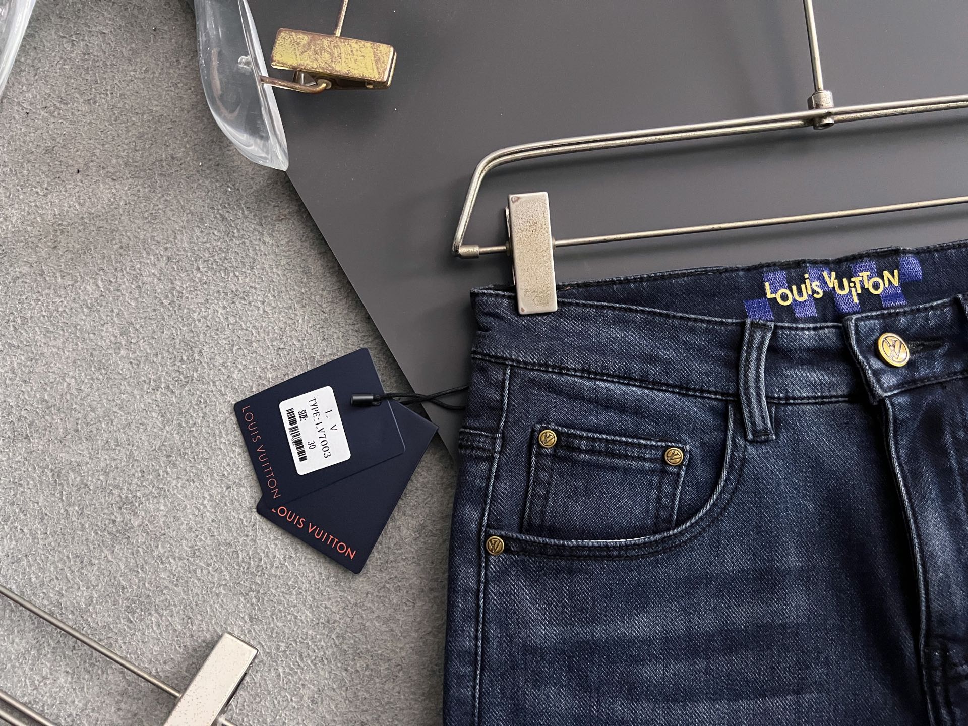 ）1V*、重工水洗休闲牛仔裤，进口原版水洗弹力面料，舒适有弹性，独特设计，版型超正，舒适透气，档次极高，