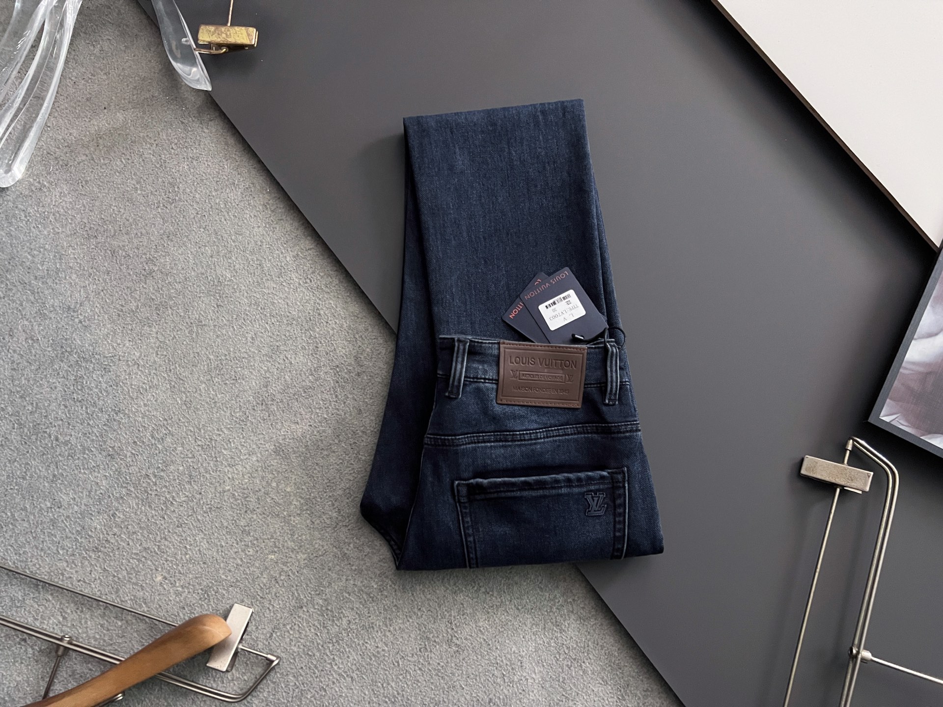 ）1V*、重工水洗休闲牛仔裤，进口原版水洗弹力面料，舒适有弹性，独特设计，版型超正，舒适透气，档次极高，