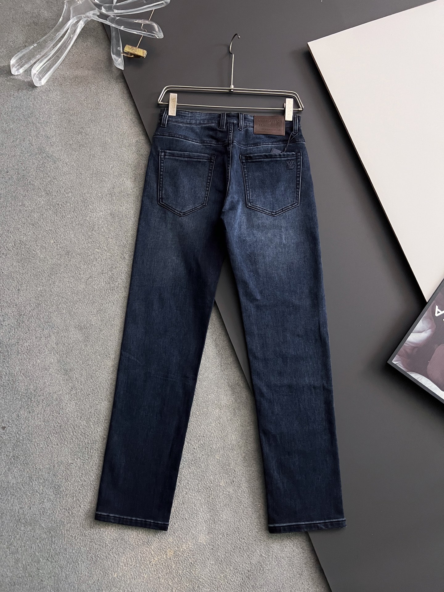 ）1V*、重工水洗休闲牛仔裤，进口原版水洗弹力面料，舒适有弹性，独特设计，版型超正，舒适透气，档次极高，