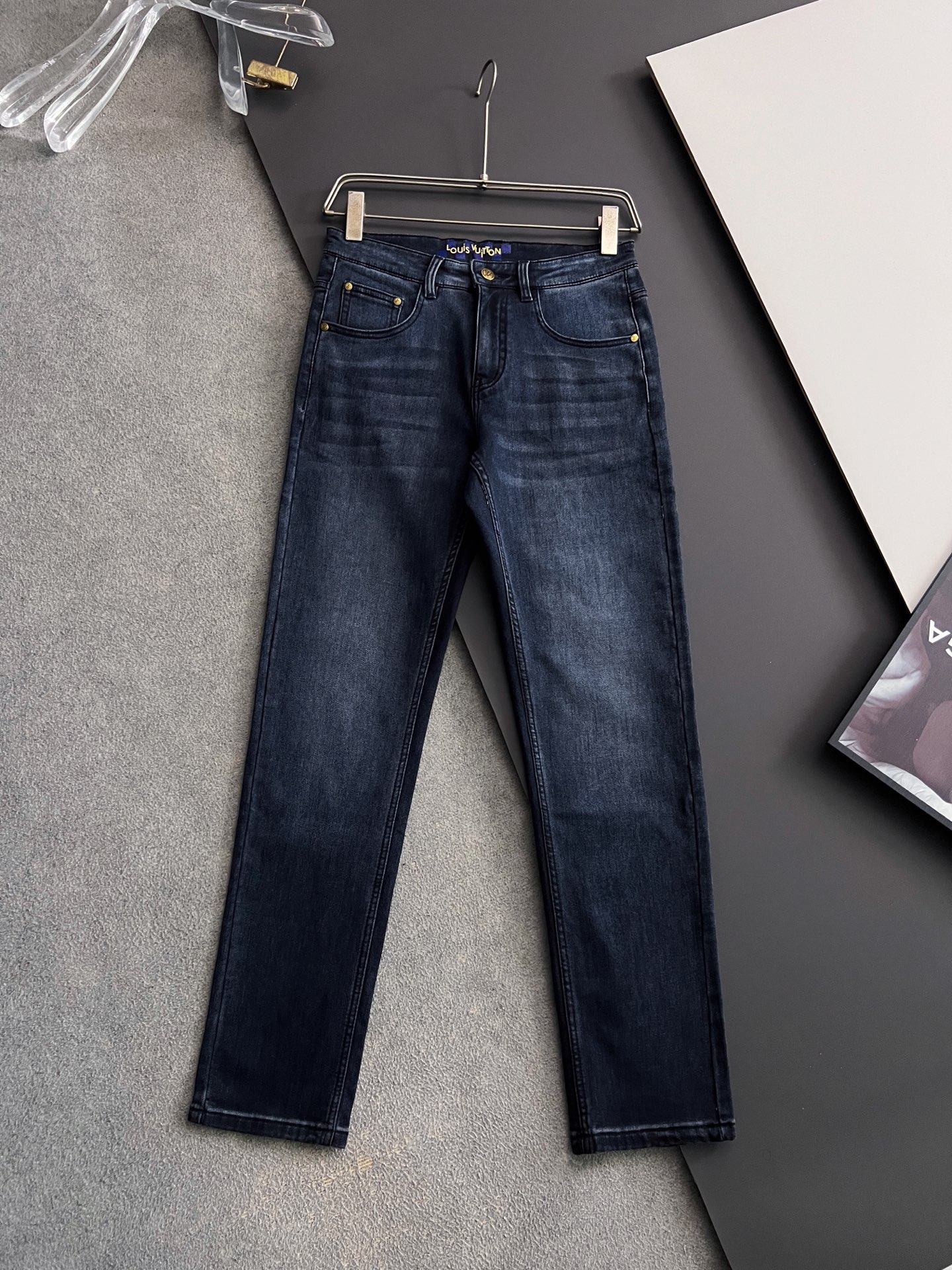 ）1V*、重工水洗休闲牛仔裤，进口原版水洗弹力面料，舒适有弹性，独特设计，版型超正，舒适透气，档次极高，