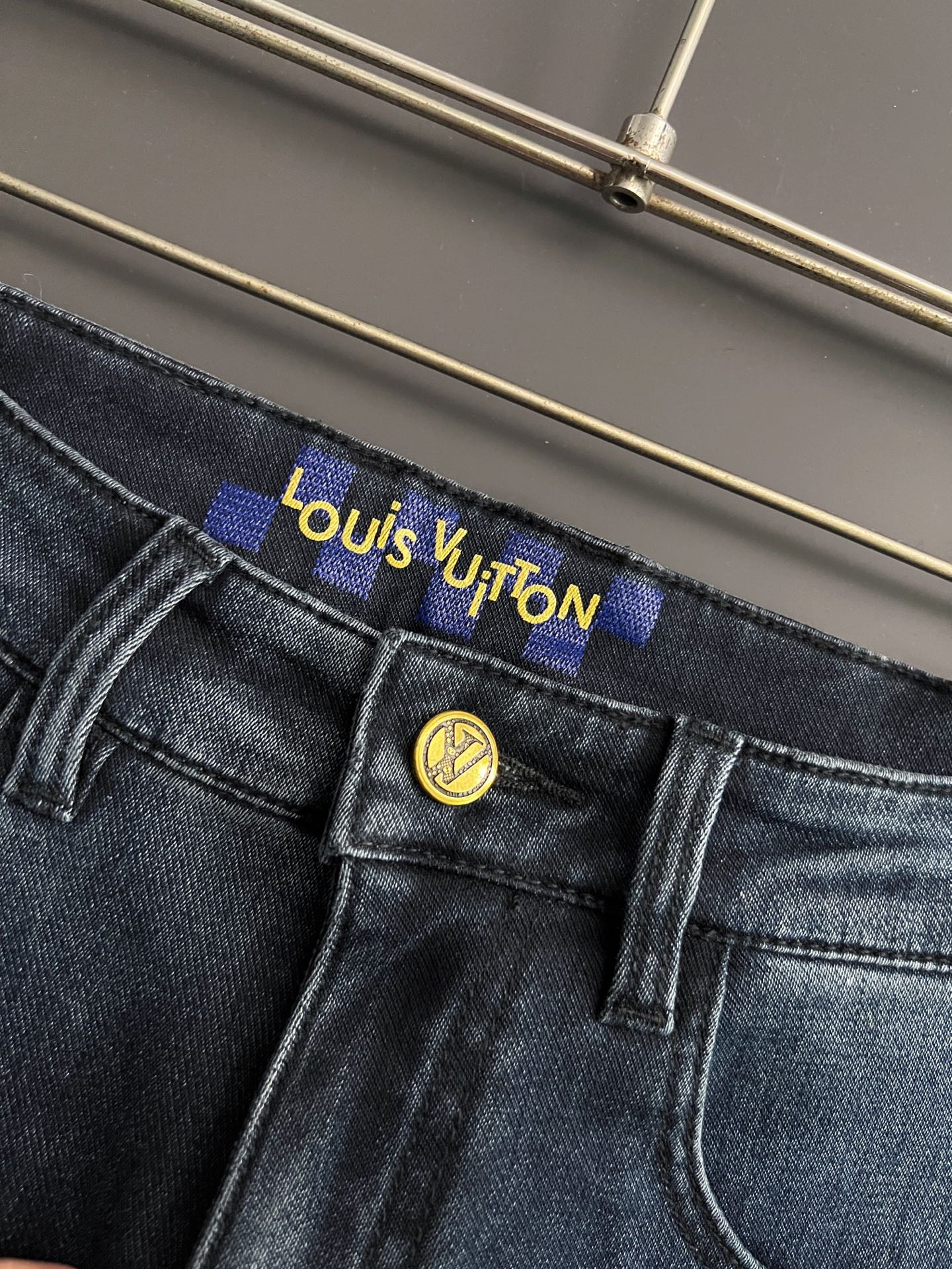 ）1V*、重工水洗休闲牛仔裤，进口原版水洗弹力面料，舒适有弹性，独特设计，版型超正，舒适透气，档次极高，