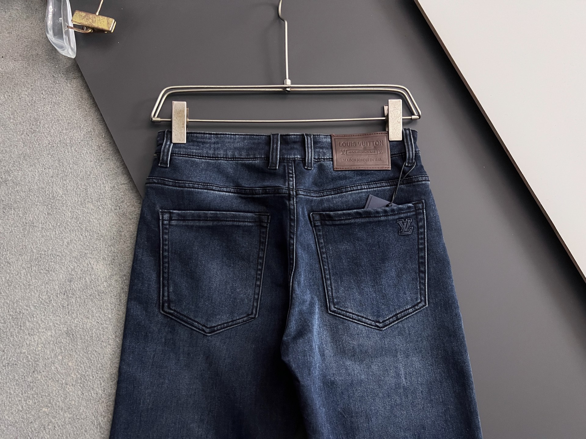 ）1V*、重工水洗休闲牛仔裤，进口原版水洗弹力面料，舒适有弹性，独特设计，版型超正，舒适透气，档次极高，