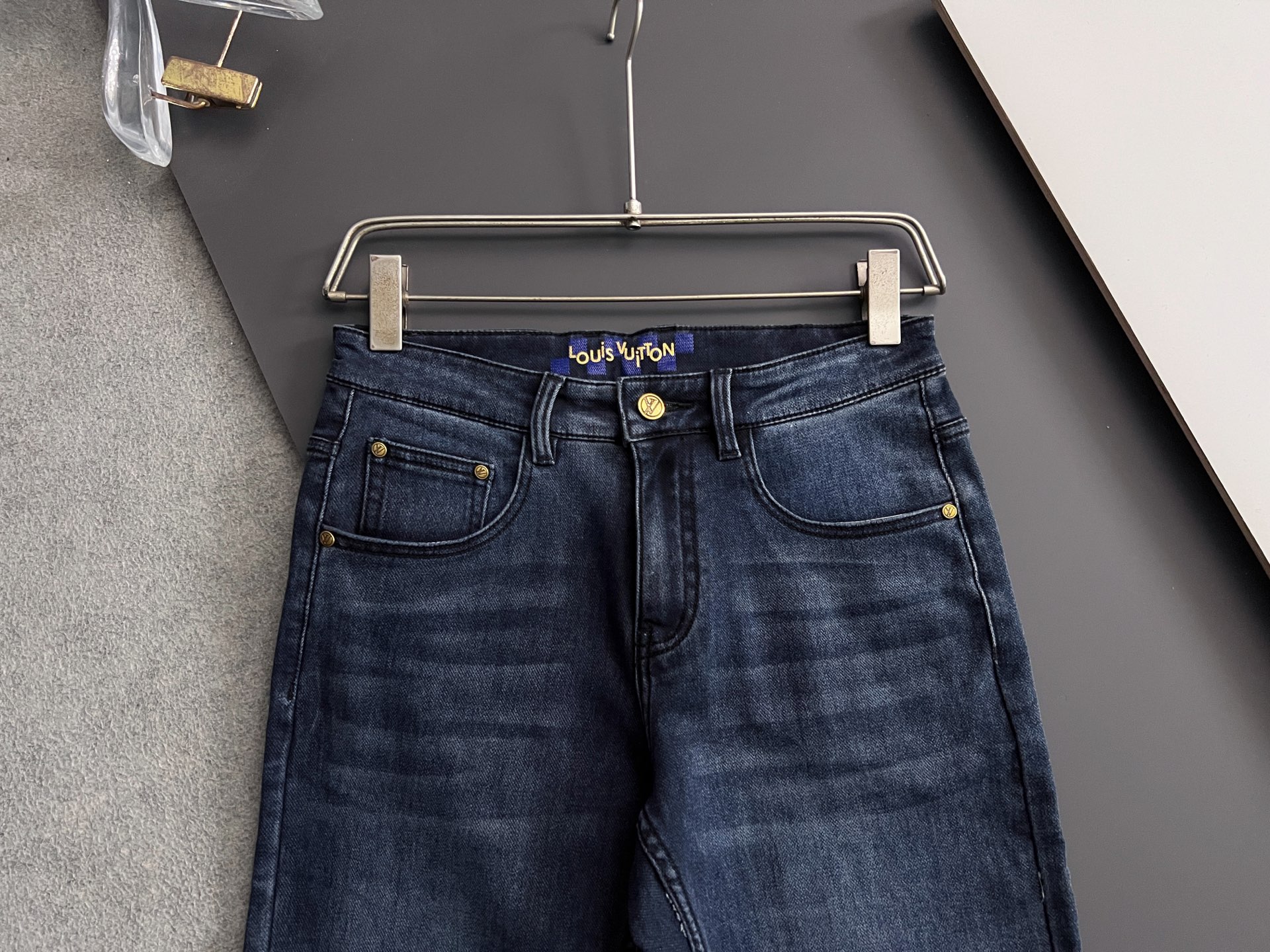 ）1V*、重工水洗休闲牛仔裤，进口原版水洗弹力面料，舒适有弹性，独特设计，版型超正，舒适透气，档次极高，