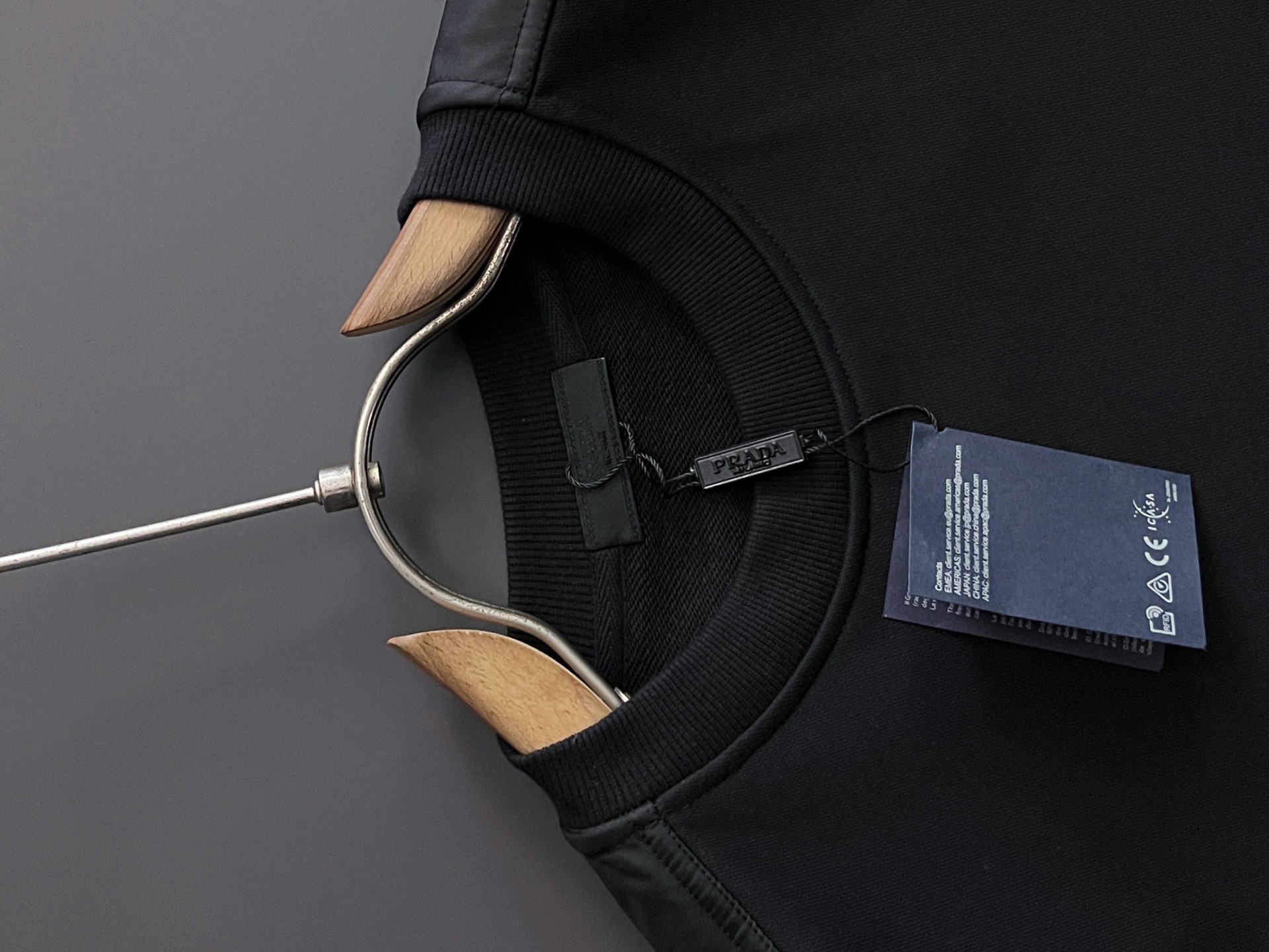 ）Prad、2025Ss秋冬新款卫衣，精美工艺圆领款，特制纯棉400克面料升级水洗大毛圈、柔软贴身科技面