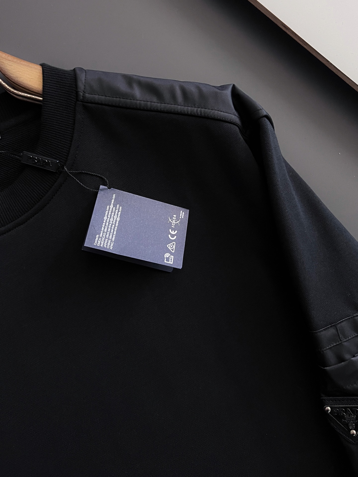 ）Prad、2025Ss秋冬新款卫衣，精美工艺圆领款，特制纯棉400克面料升级水洗大毛圈、柔软贴身科技面