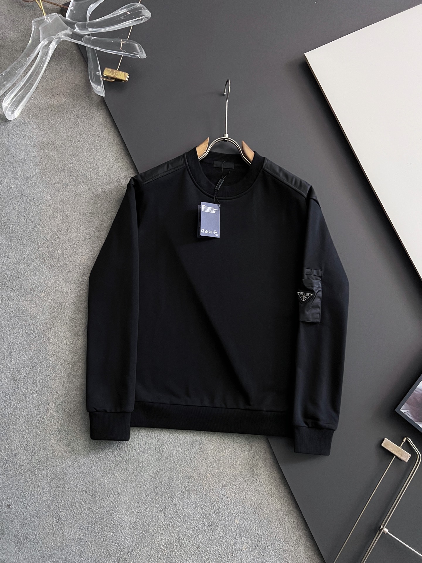 ）Prad、2025Ss秋冬新款卫衣，精美工艺圆领款，特制纯棉400克面料升级水洗大毛圈、柔软贴身科技面