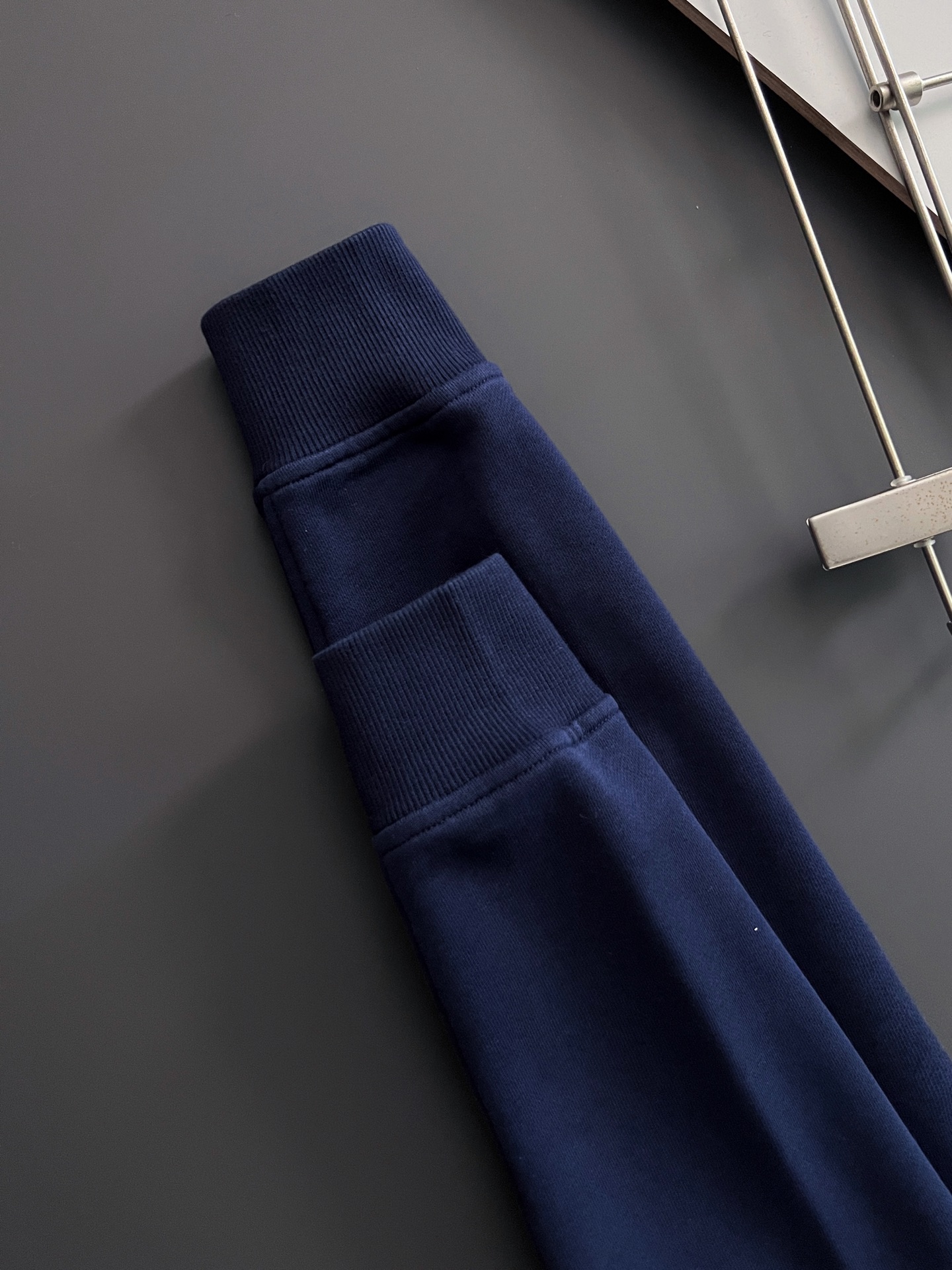 ）1V*｜高端定制420克纯棉卫衣下摆加长款（穿上去还不臃肿）  不缩水，无尘，黑色洗后不泛白，。 最新