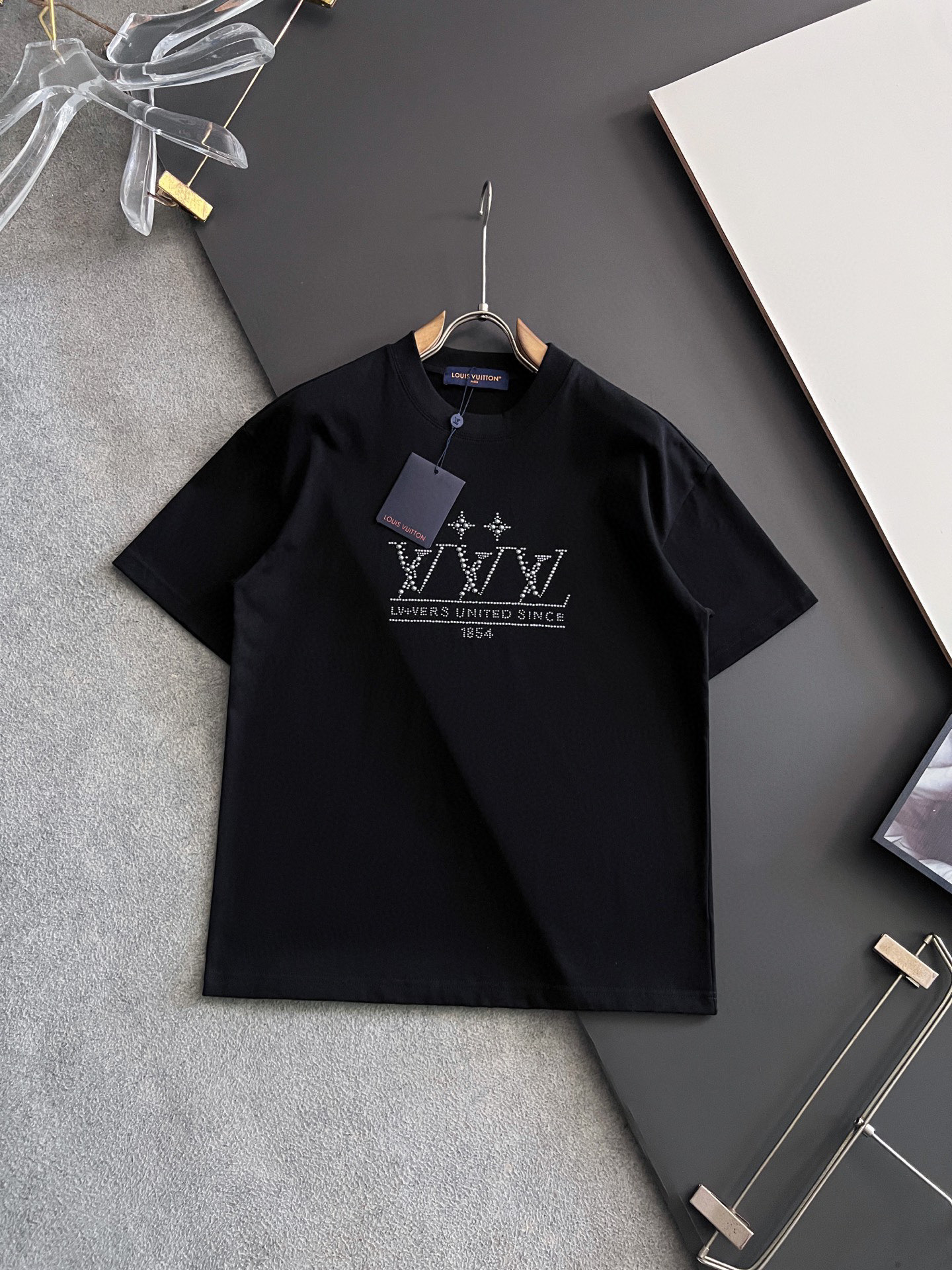 NO:513509,) 1V*, 2025Ss hot model 280g pure cotton double yarn hot model spot four-season series short-sleeved series, simple basic wardrobe artifact, casual and versatile must-have) workmanship and line texture, two colors recommended, white, black,) Exclusive version test, no solution for the upper body, suitable for anyone wearing [Strong] Number M-3XL,, T-shirt, alexander wang19860909）1V*、2025Ss爆款280g纯棉双纱爆款现货四季系列短袖,简约基础衣橱神器, 休闲百搭必备款）做工走线质感一流,两色推荐白色、黑色、）独家版型测试上身无解谁穿都合适[强]码数Ｍ-3XL,,T-shirt,alexander wang,Men's clothing