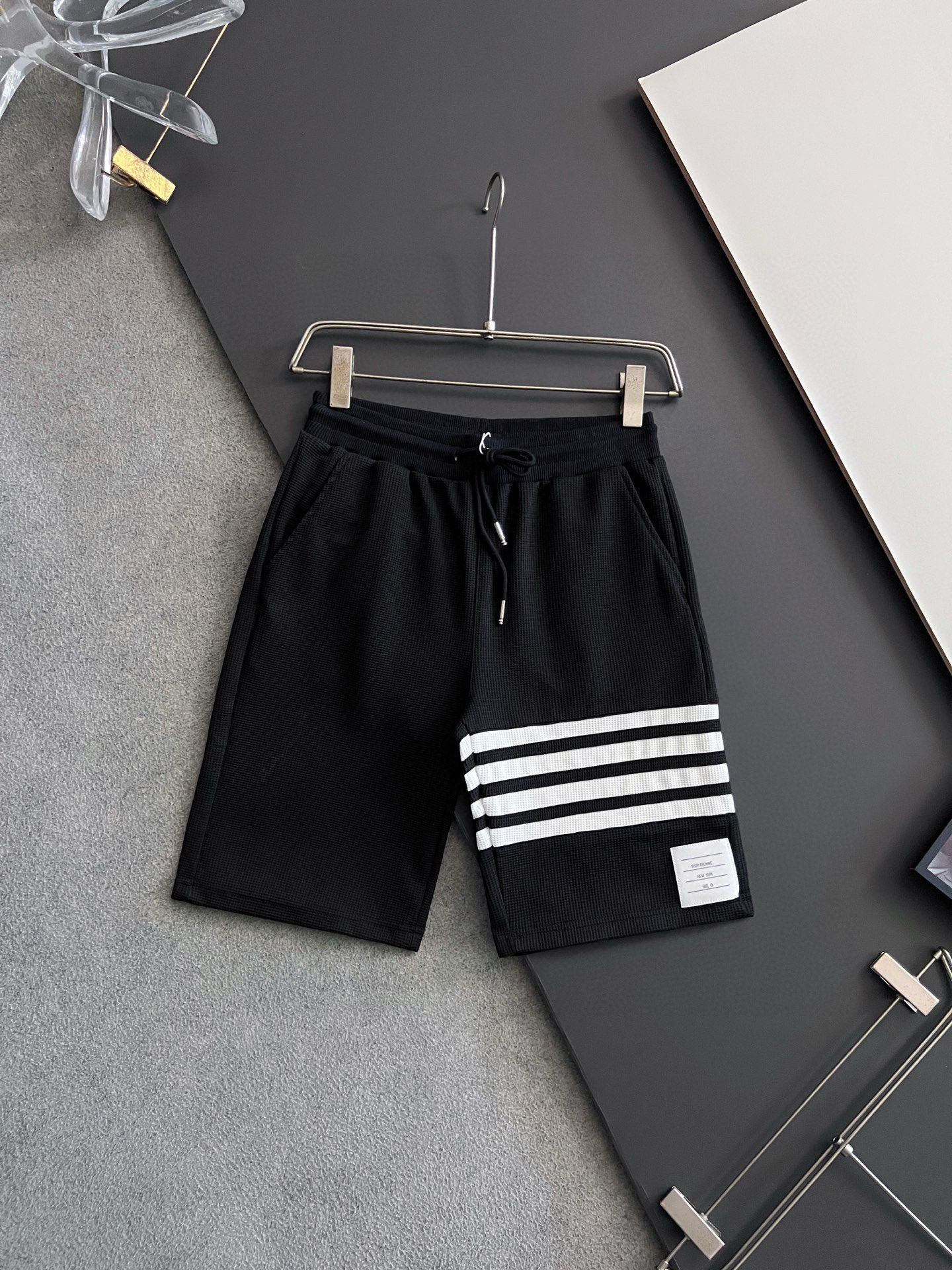 NO:513510,) Flip-in order shipment TB*, Tom Bron 2025 casual shorts classic fashion running champion, official website synchronized model, brand new experience, three-dimensional tailoring of the counter fabric, delicate and soft, comfortable and breathable, versatile style, not picky to wear, high cost performance and worth buying [OK] Number M-4XL,, shorts, alexander wang19860909）翻单出货TB*、汤姆布郎 2025休闲短裤经典时尚跑量冠军 官网同步款 全新体验 专柜面料立体剪裁 手感细腻柔软 上身舒适透气 百搭款式 穿着不挑人 ,高性价比值得入手[OK]码数M-4XL,,shorts,alexander wang,Men's clothing