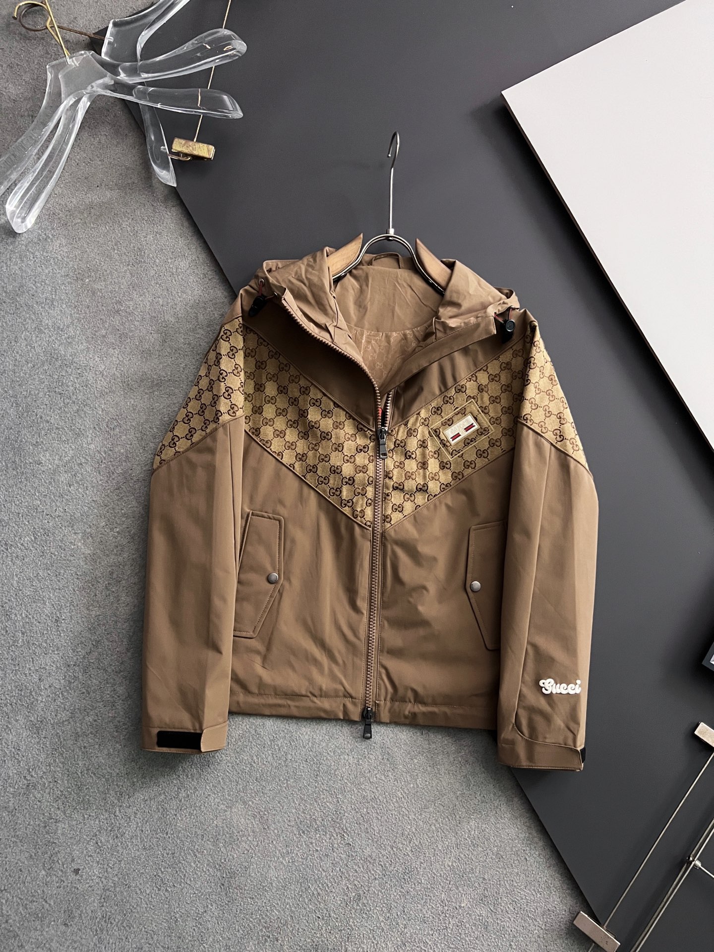 NO:513519,) Gucc, 2025 autumn and winter new jacket original 1:1 custom hardware accessories fully imported original custom welcome counter comparison of super soft super heavy industry fabric craftsmanship perfection attention to the super comfortable fabric exclusive non-market goods men and women same size 48-56, gucci, jackets & coats, jackets & coats, alexander wang19860909）Gucc、2025秋冬新款夹克外套原版1:1订制五金配件全进口原版定制欢迎专柜对比超柔软超级重工面料做工杠杠的版型完美注意面料超舒服独家款非市场货男女同款尺码48-56,,gucci,jackets & coats,jackets & coats,alexander wang,Men's clothing