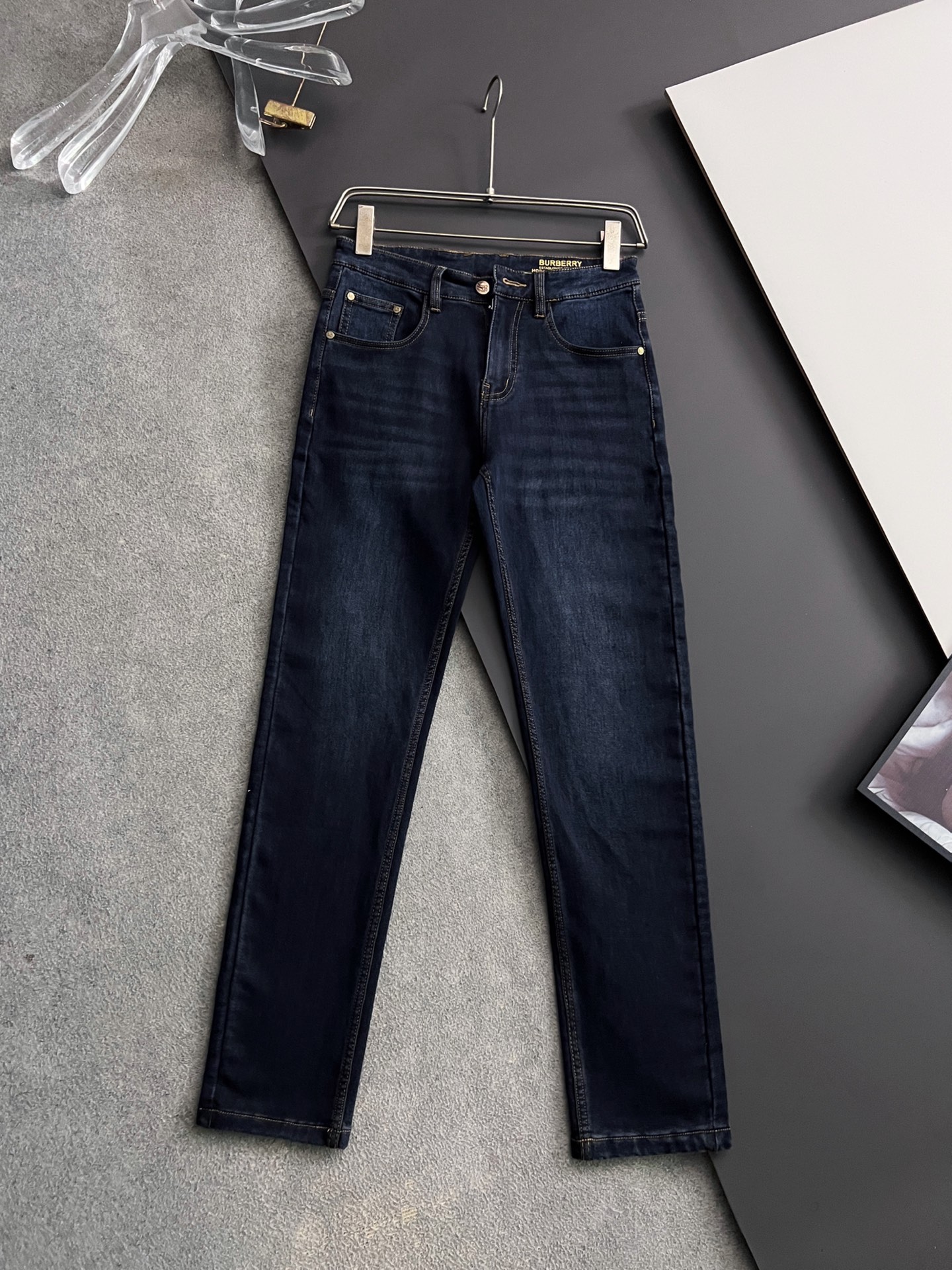 NO:513522,) Bur*, heavy industry water-washed casual jeans, imported original washing elastic fabric, comfortable and elastic, unique design, super positive style, comfortable and breathable, extremely high grade, counter quality, handsome upper body, 29-40, burberry, jeans, alexander wang19860909）Bur*、重工水洗休闲牛仔裤,进口原版水洗弹力面料,舒适有弹性,独特设计,版型超正,舒适透气,档次极高,专柜品质,上身帅气十足,码数29-40,,burberry,jeans,alexander wang,Men's clothing