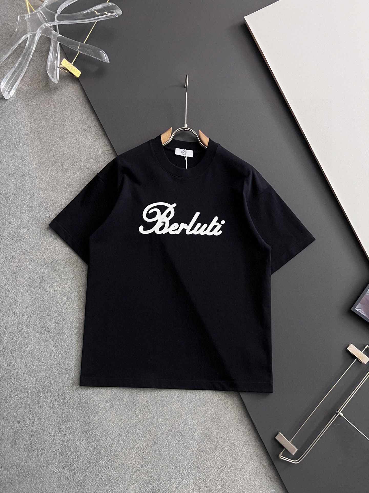 NO:514596,) 25 models of Bruti*Latest Exclusive Hot Model*.] Heavy 280g pure cotton double yarn) Popular four-season series short-sleeved, simple basic wardrobe artifact, casual and versatile must-have) workmanship and line texture first-class, two colors recommended white, black,) standard version M-3XL, T-shirt, alexander wang19860909）25款布鲁提*最新独家爆款*.】重克280克纯棉双纱）爆款现货四季系列短袖,简约基础衣橱神器, 休闲百搭必备款）做工走线质感一流,两色推荐白色、黑色、）标准版型M-3XL,,T-shirt,alexander wang,Men's clothing