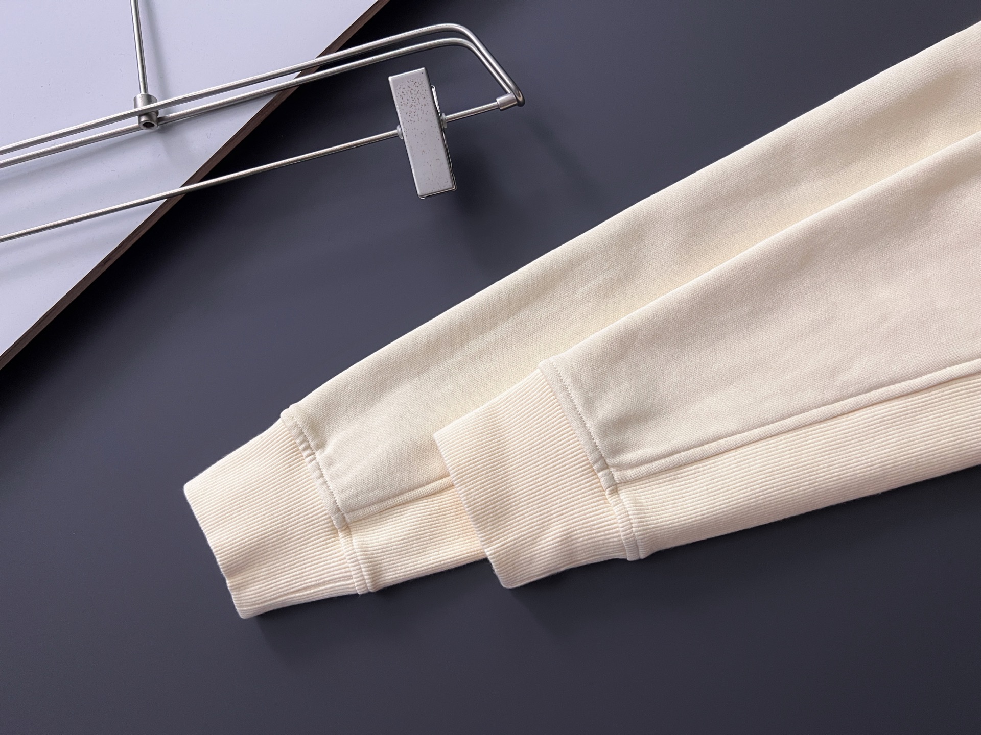 ）1V*｜高端定制420克纯棉卫衣下摆加长款（穿上去还不臃肿）  不缩水，无尘，黑色洗后不泛白，。 最新