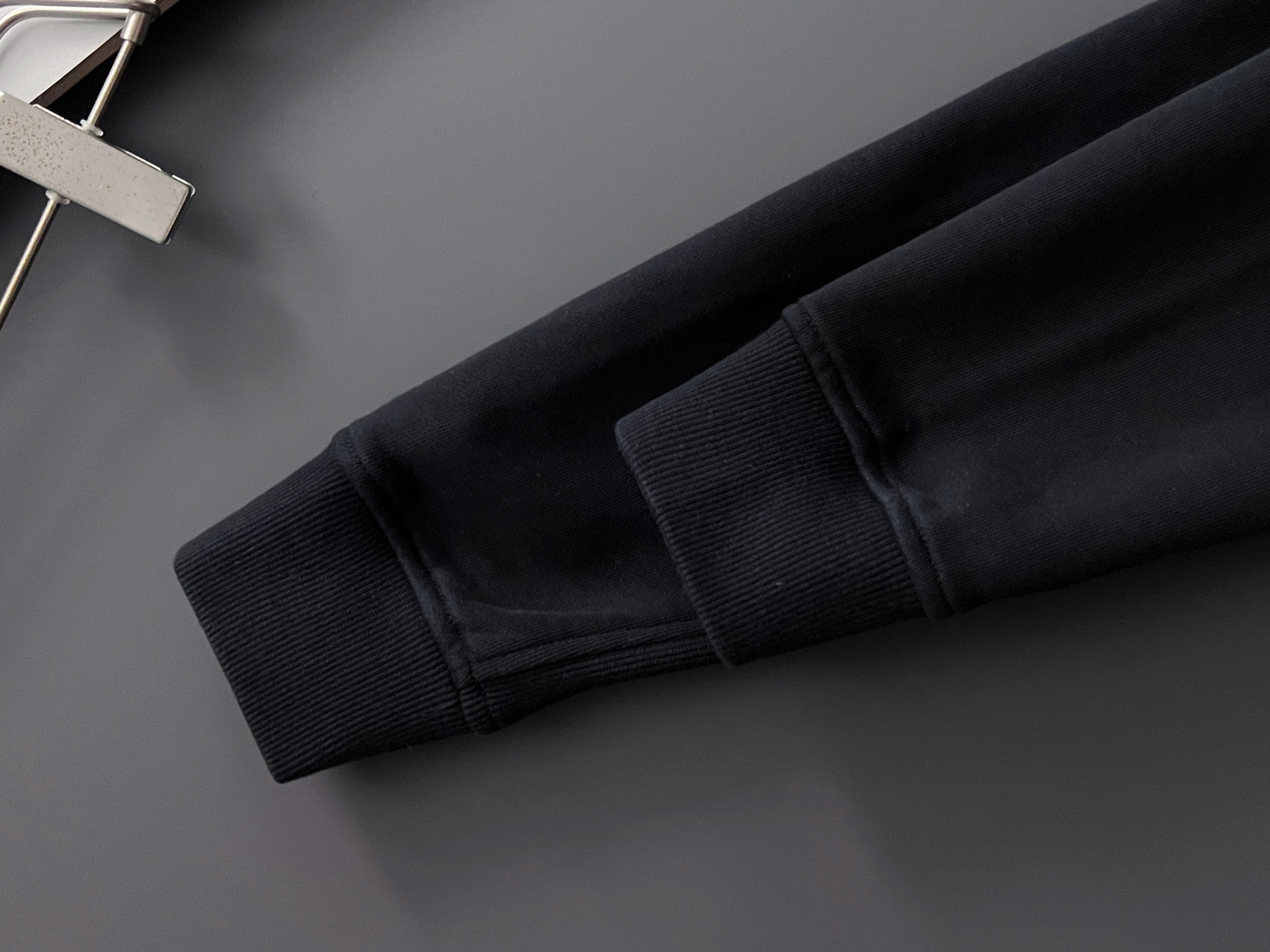 ）1V*｜高端定制420克纯棉卫衣下摆加长款（穿上去还不臃肿）  不缩水，无尘，黑色洗后不泛白，。 最新