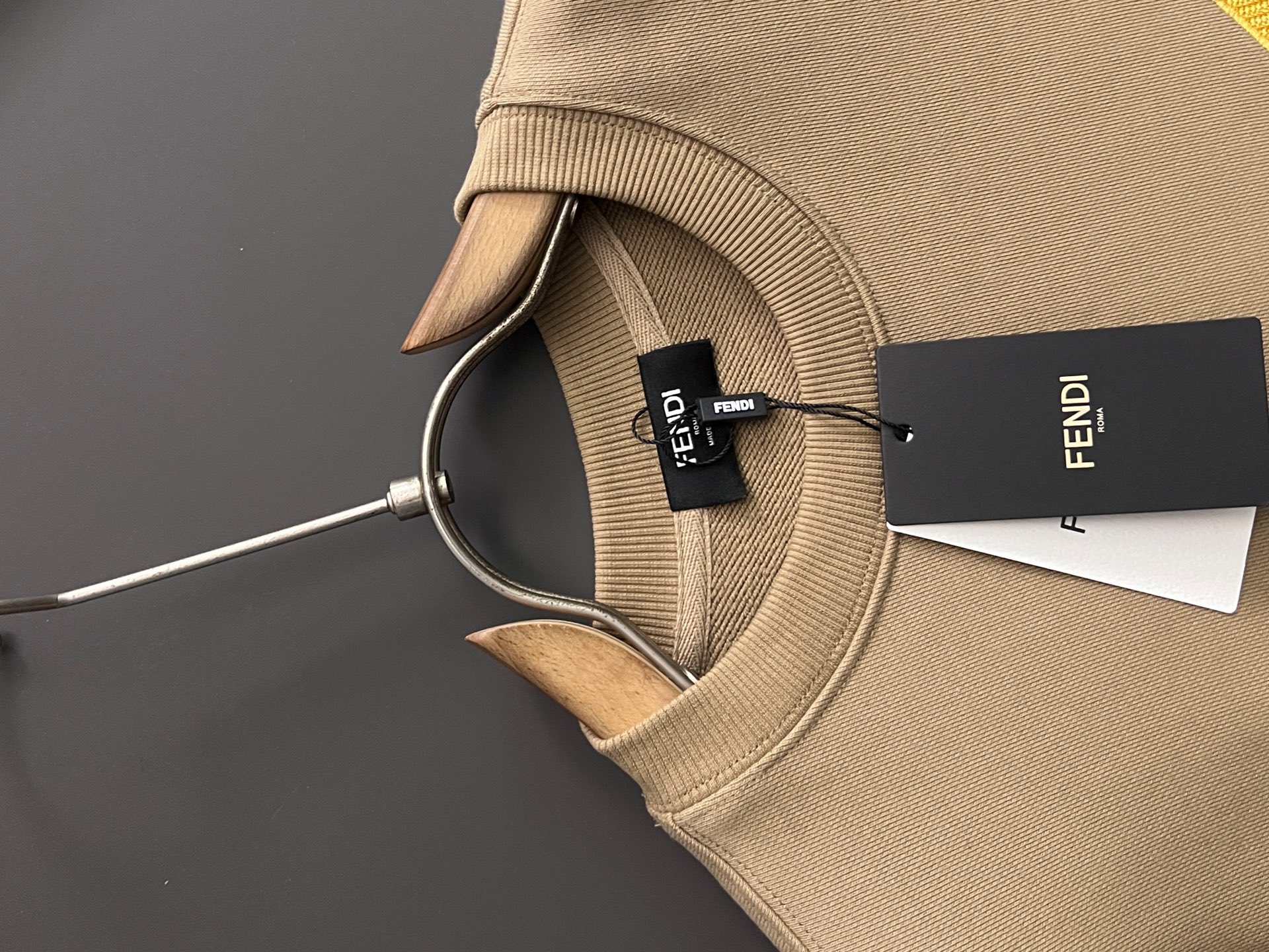 ）Fend、2025Ss秋冬新款卫衣，精美工艺圆领款，特制纯棉400克面料升级水洗大毛圈、柔软贴身科技面