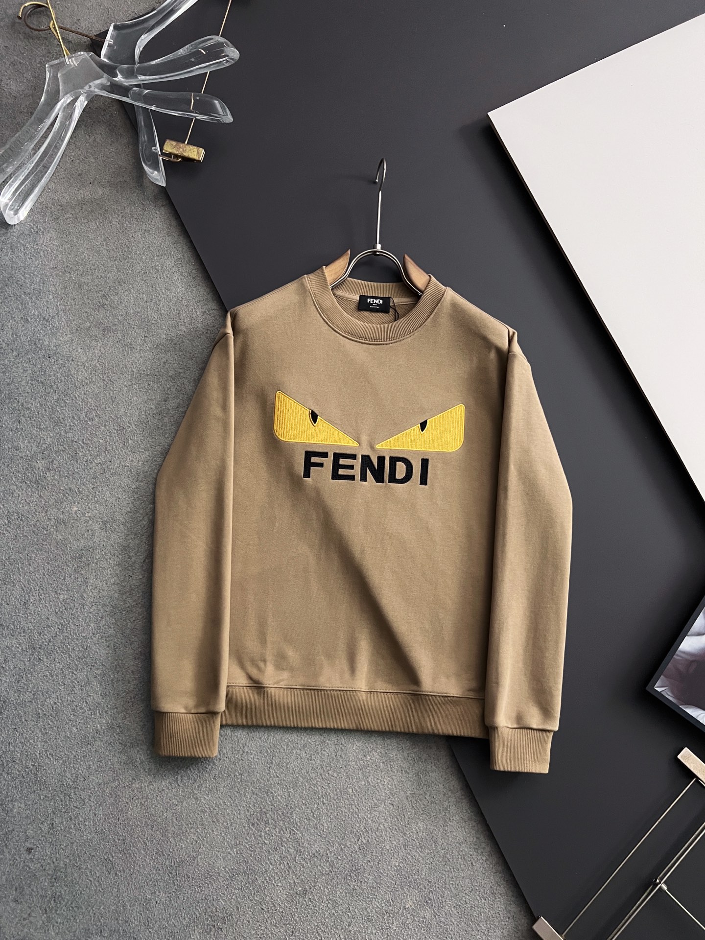 ）Fend、2025Ss秋冬新款卫衣，精美工艺圆领款，特制纯棉400克面料升级水洗大毛圈、柔软贴身科技面