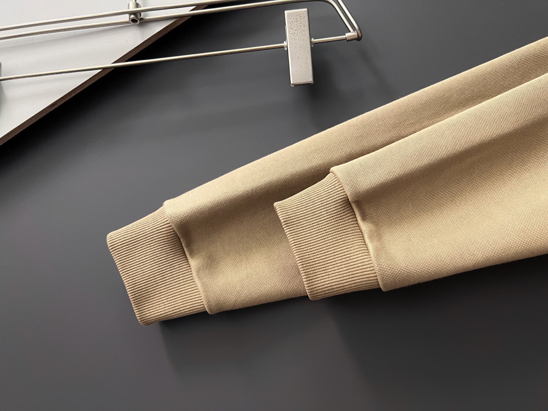 ）Fend、2025Ss秋冬新款卫衣，精美工艺圆领款，特制纯棉400克面料升级水洗大毛圈、柔软贴身科技面