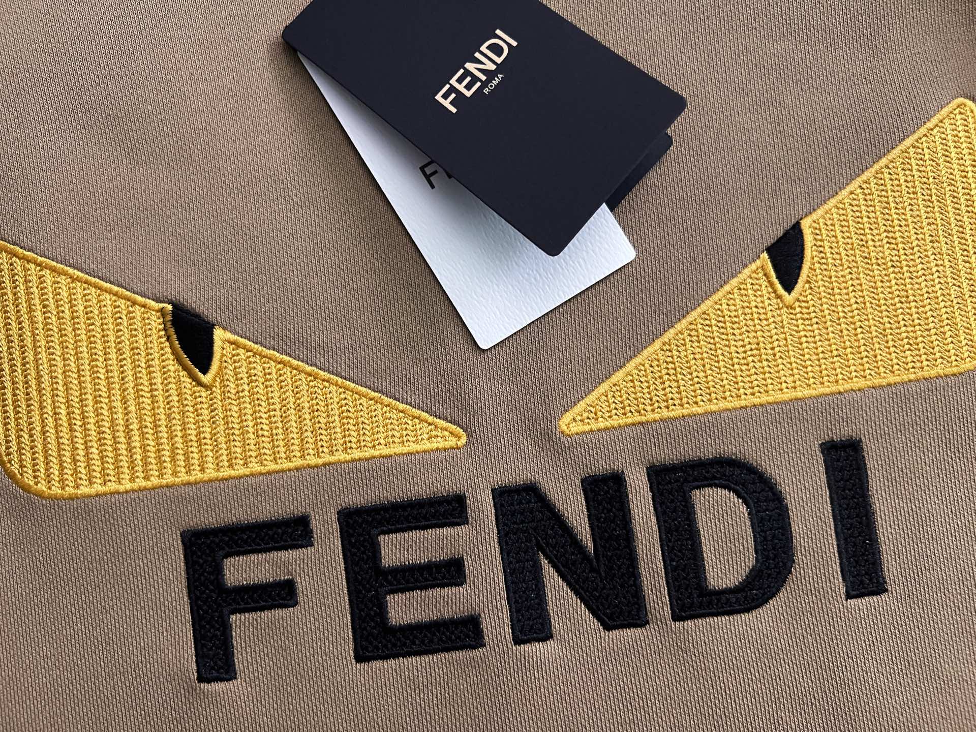 ）Fend、2025Ss秋冬新款卫衣，精美工艺圆领款，特制纯棉400克面料升级水洗大毛圈、柔软贴身科技面